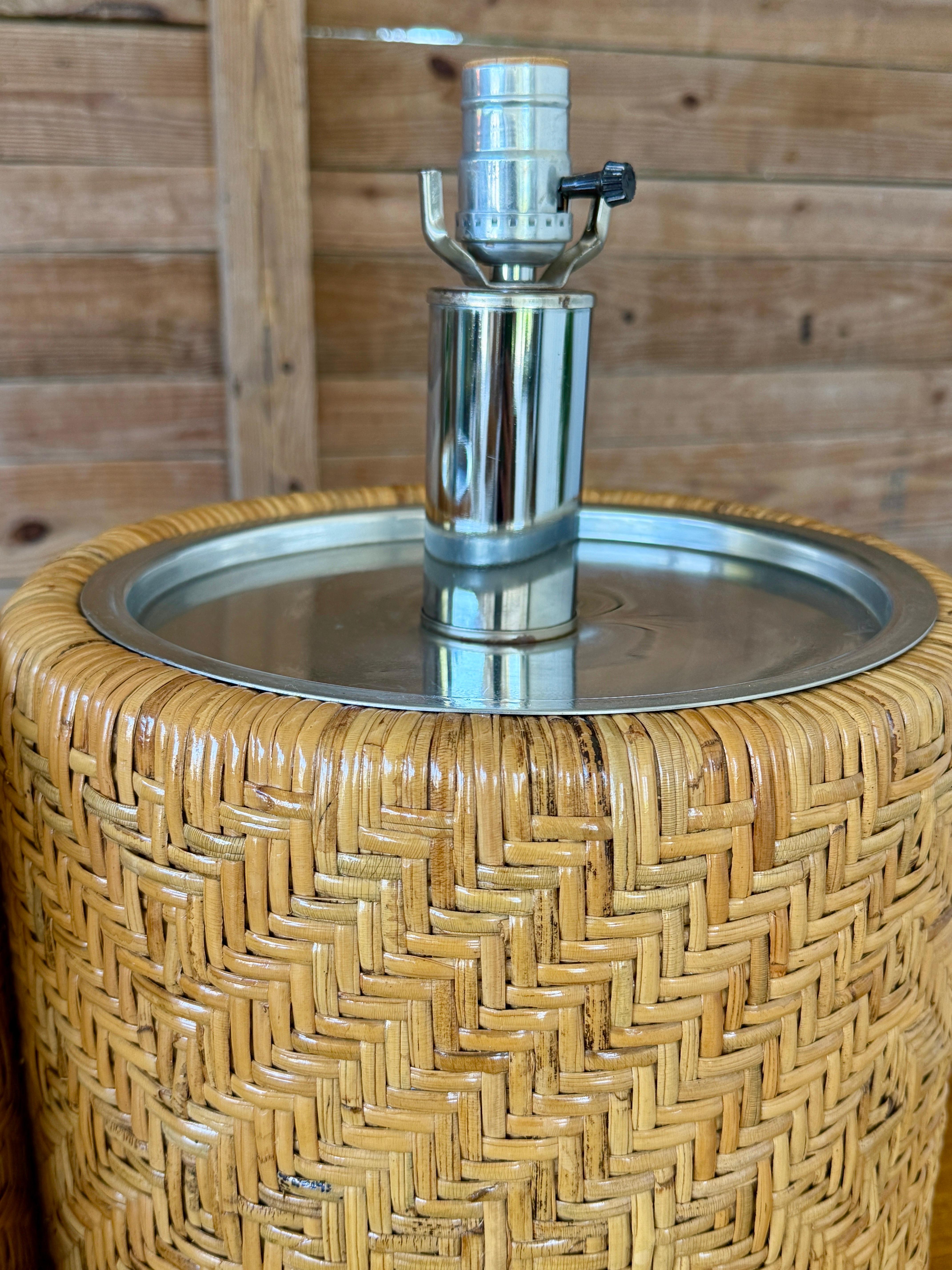 Paire de lampes de table modernes organiques du milieu du 20e siècle en rotin tressé et chrome en vente 1