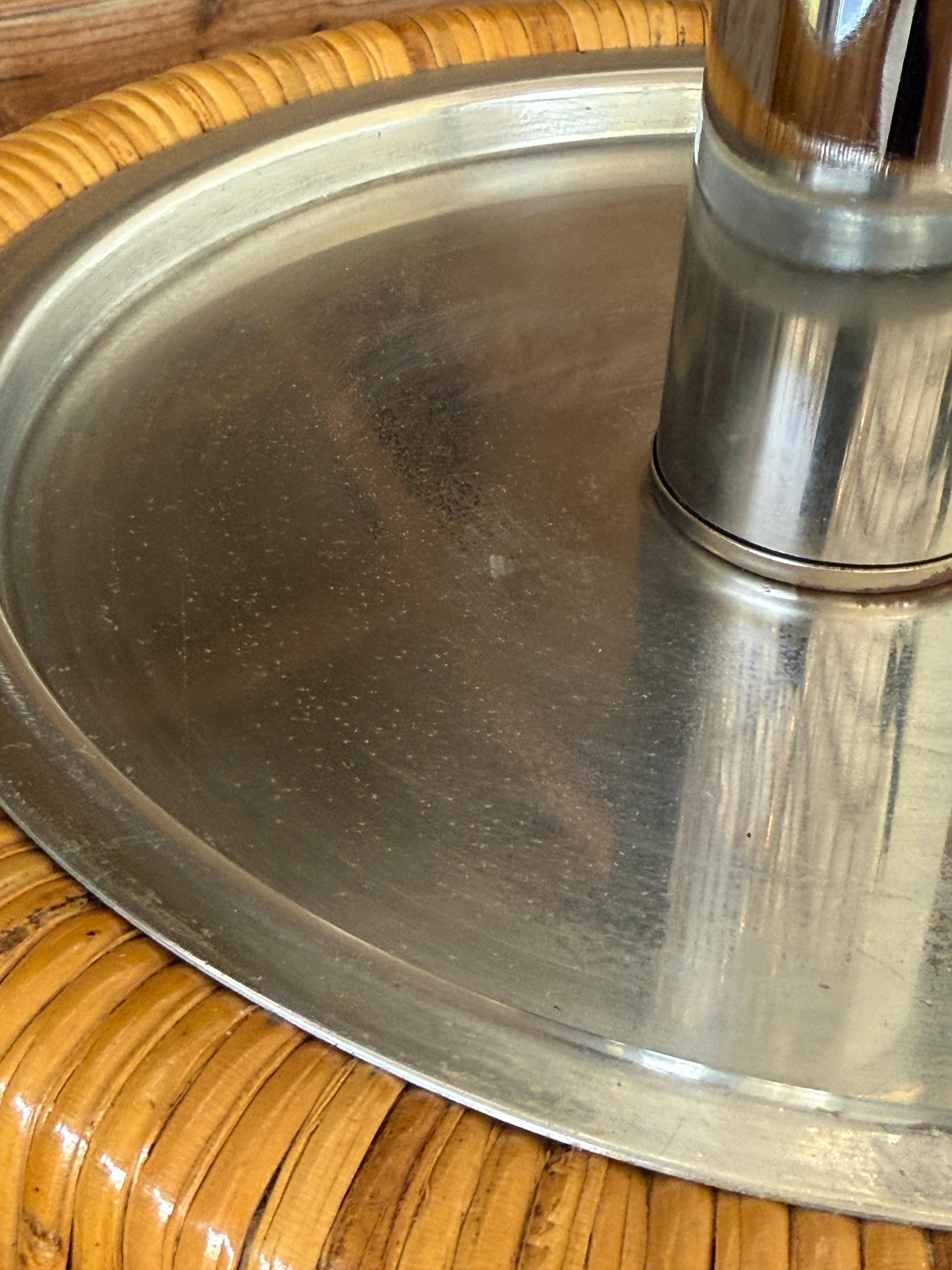 Paire de lampes de table modernes organiques du milieu du 20e siècle en rotin tressé et chrome en vente 2