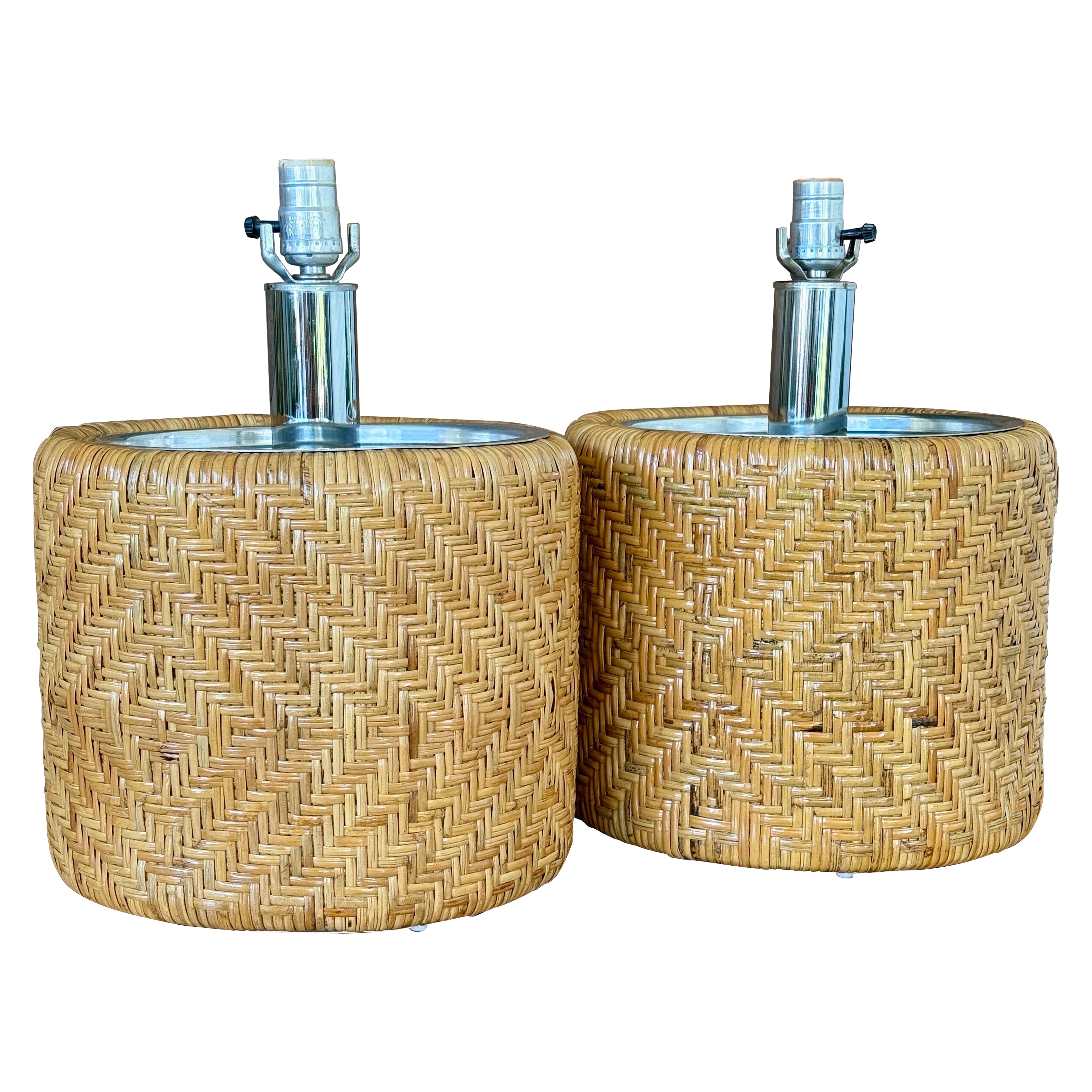 Paar organisch-moderne Rattan-Geflecht- und Chrom-Tischlampen aus der Mitte des 20. im Angebot