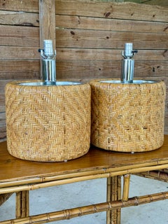 Paire de lampes de table modernes organiques du milieu du 20e siècle en rotin tressé et chrome