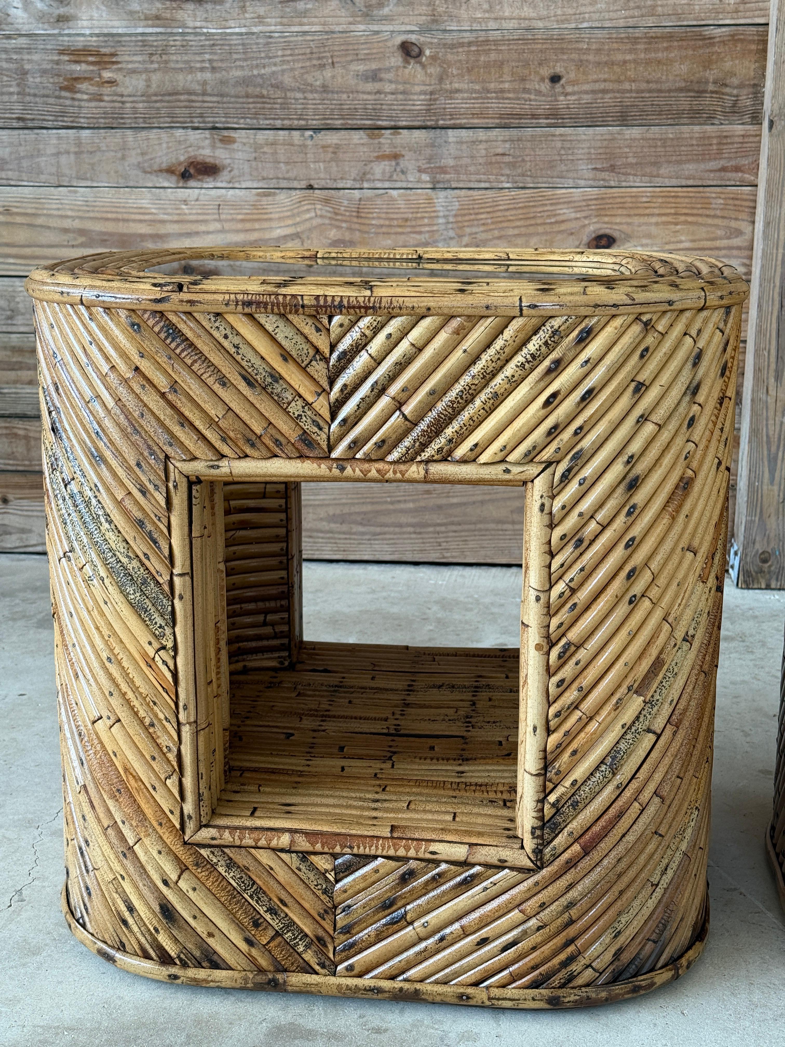 Paire de tables d'appoint en rotin fendu du milieu du 20e siècle, de style moderne organique, avec finition en vente 2