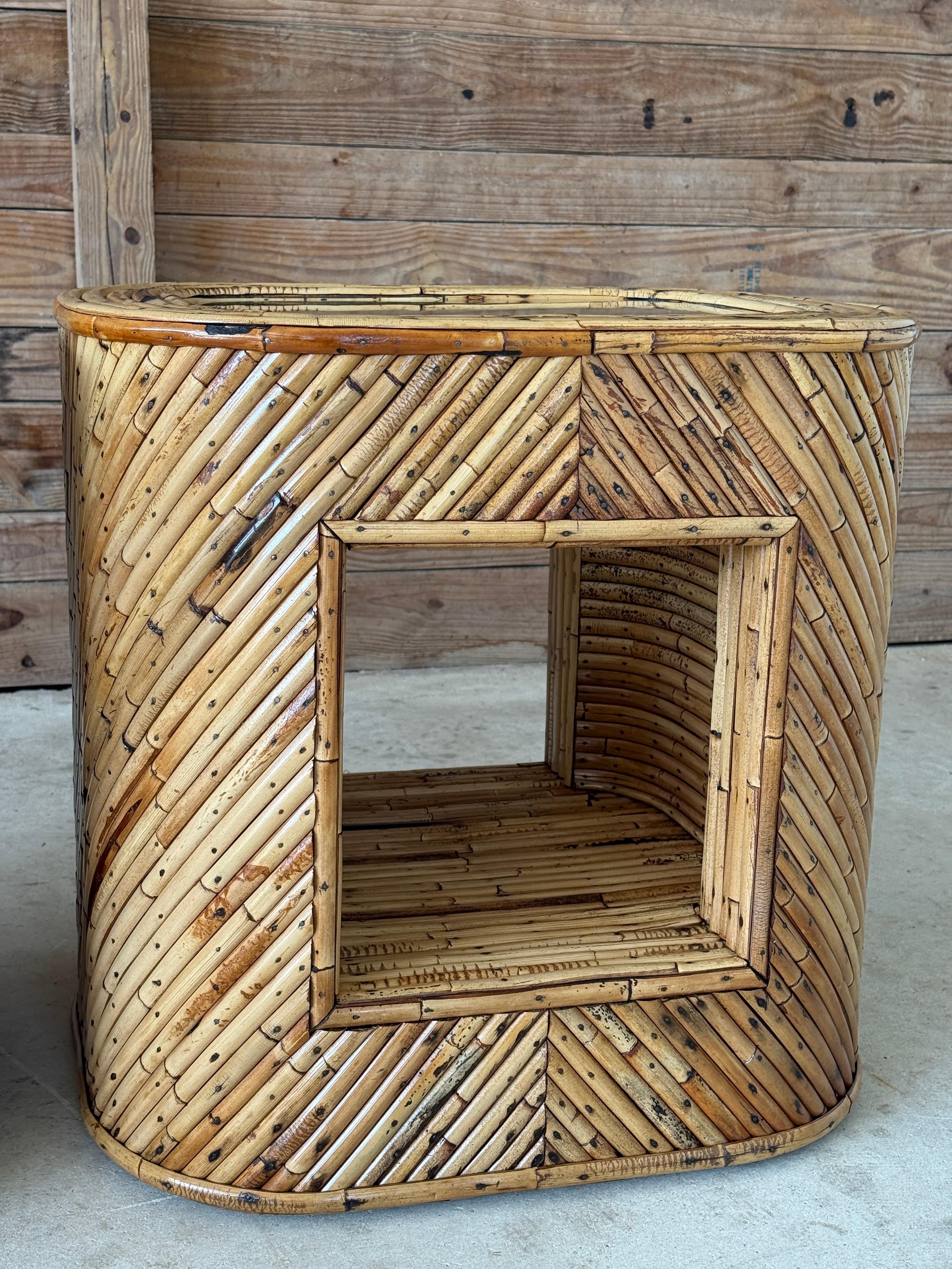 Paire de tables d'appoint en rotin fendu du milieu du 20e siècle, de style moderne organique, avec finition en vente 4