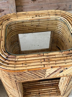 Paar organisch-moderne Beistelltische aus geteiltem Rattan aus der Mitte des 20. Jahrhunderts mit