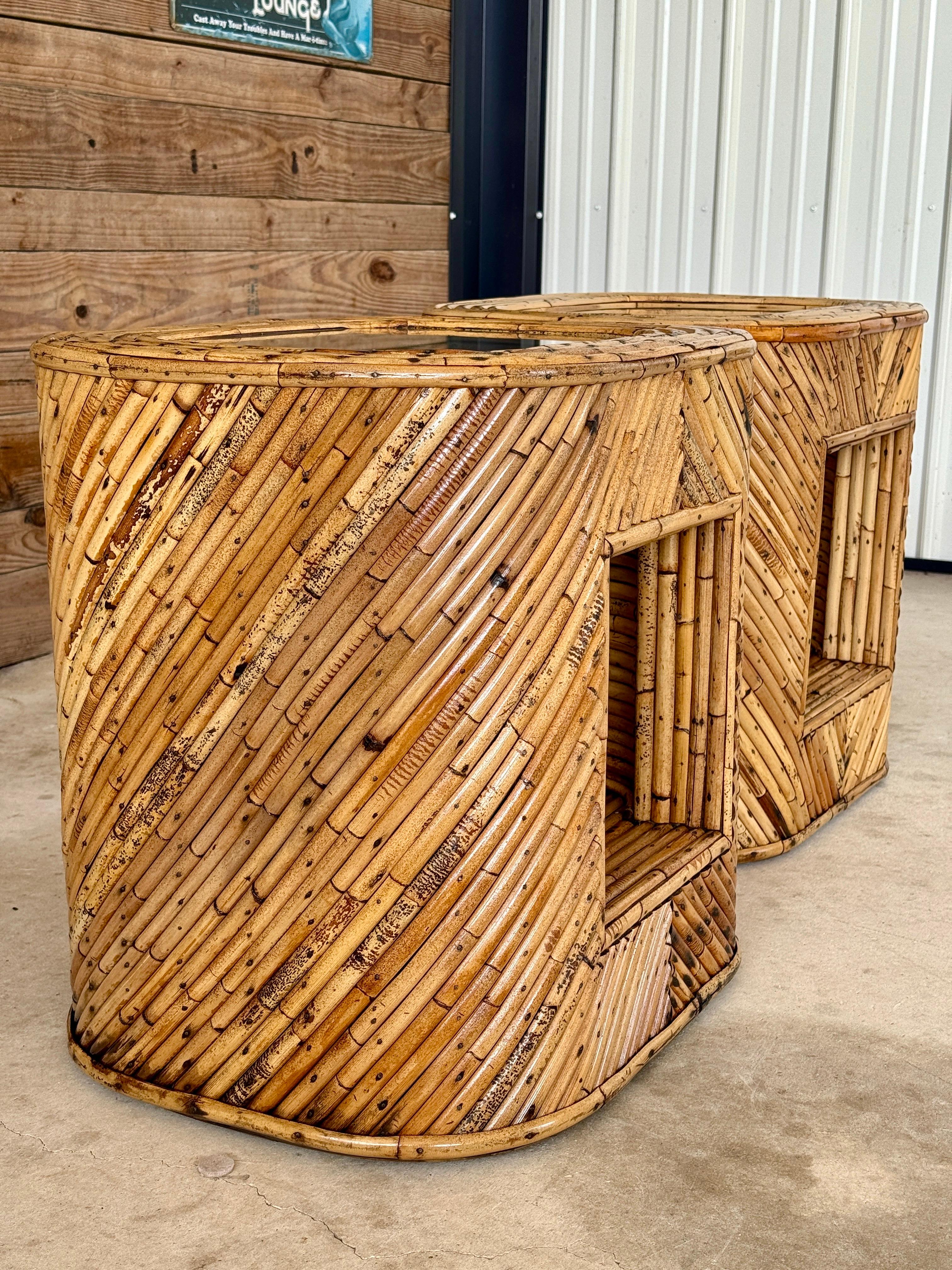 Inconnu Paire de tables d'appoint en rotin fendu du milieu du 20e siècle, de style moderne organique, avec finition en vente