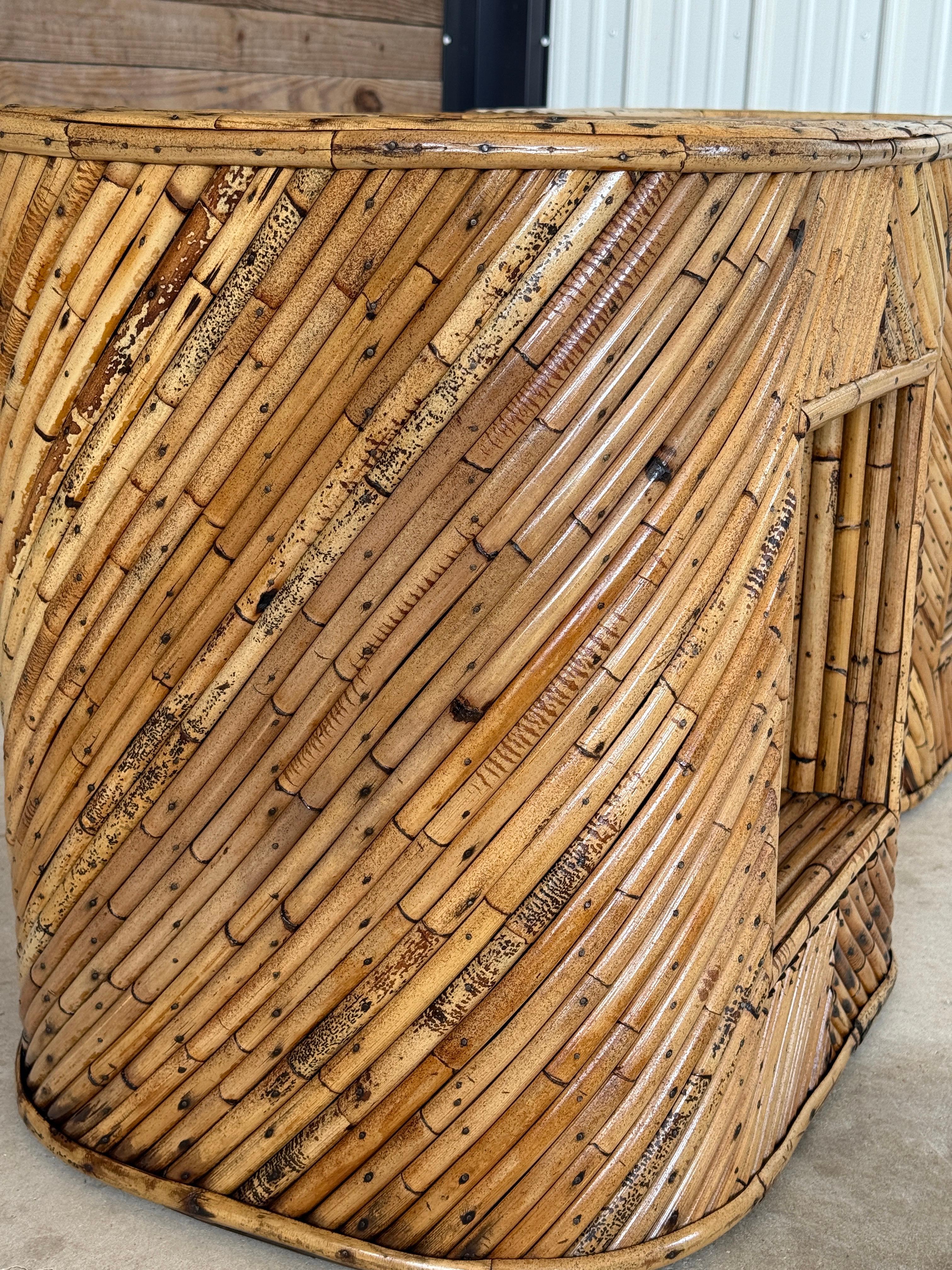 Fait main Paire de tables d'appoint en rotin fendu du milieu du 20e siècle, de style moderne organique, avec finition en vente