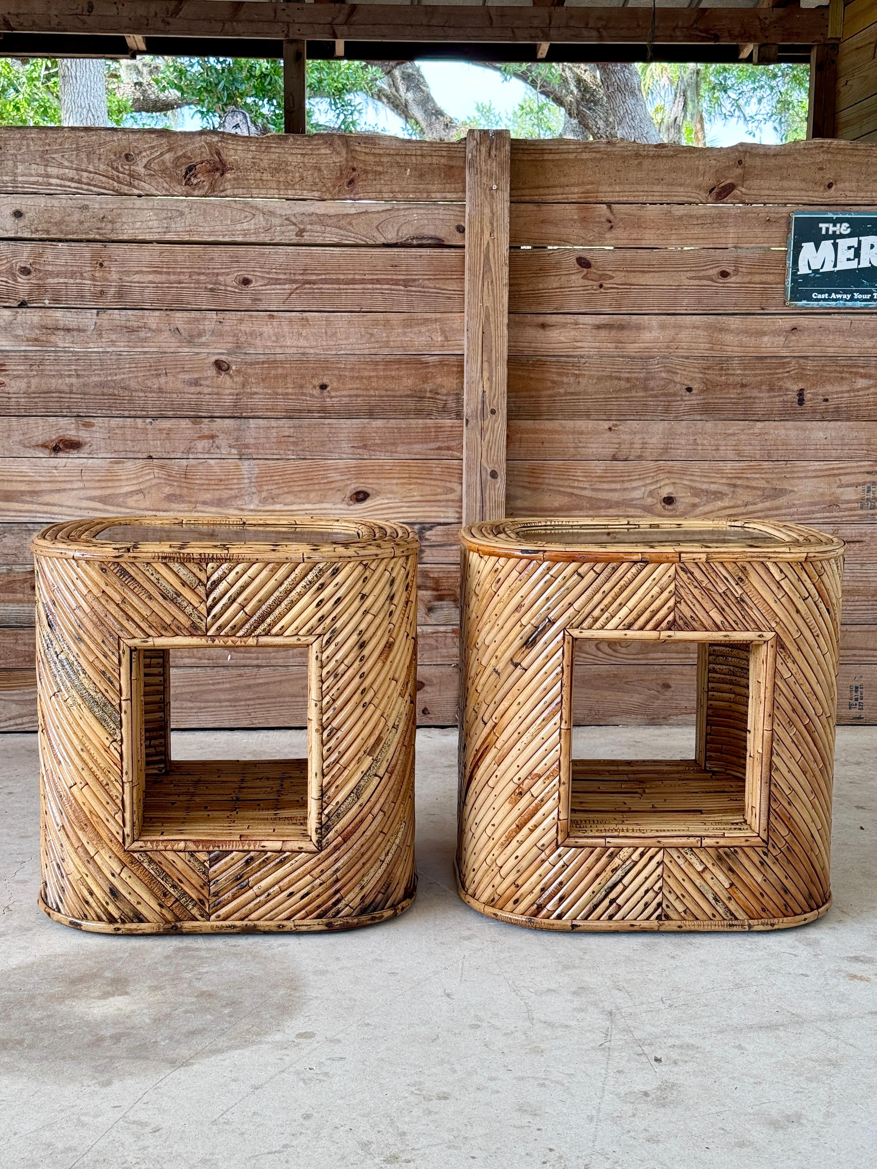 Paire de tables d'appoint en rotin fendu du milieu du 20e siècle, de style moderne organique, avec finition Bon état - En vente à North Fort Myers, FL
