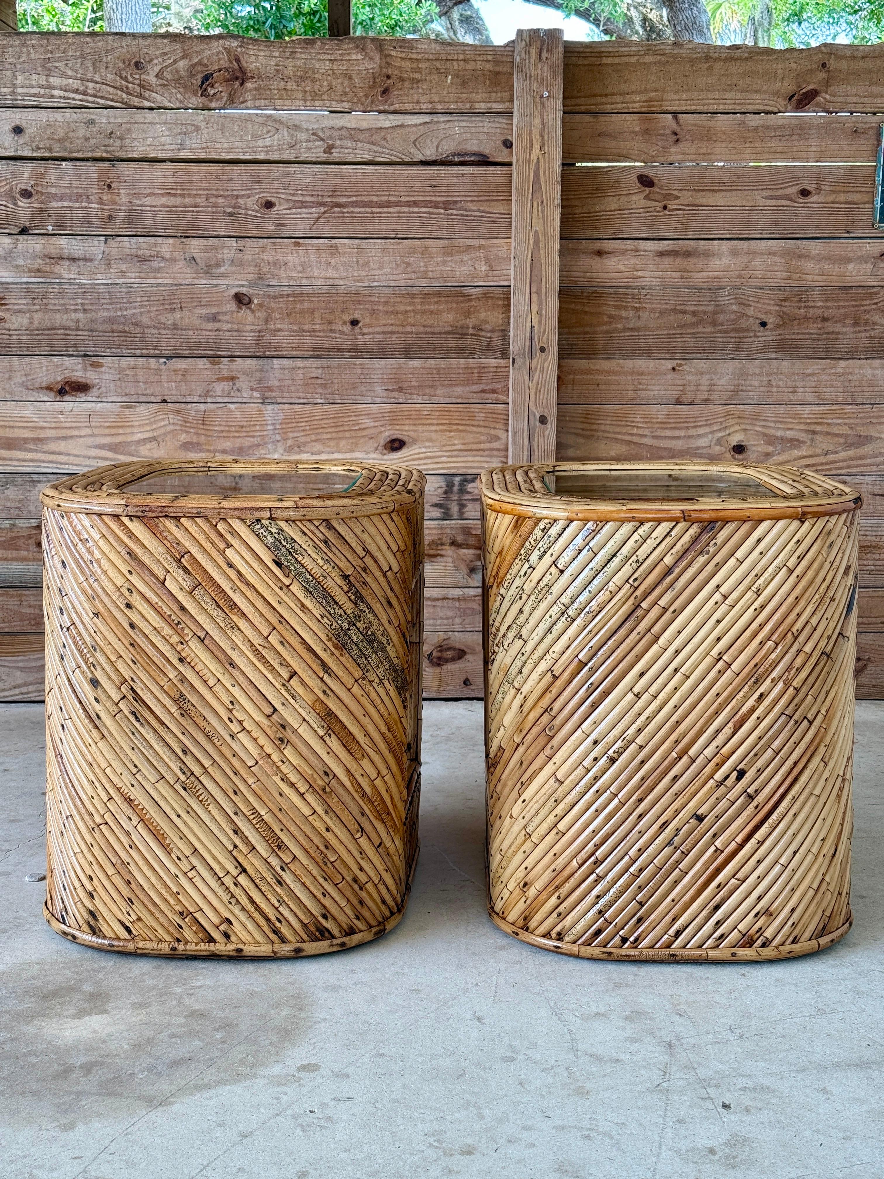 Rotin Paire de tables d'appoint en rotin fendu du milieu du 20e siècle, de style moderne organique, avec finition en vente