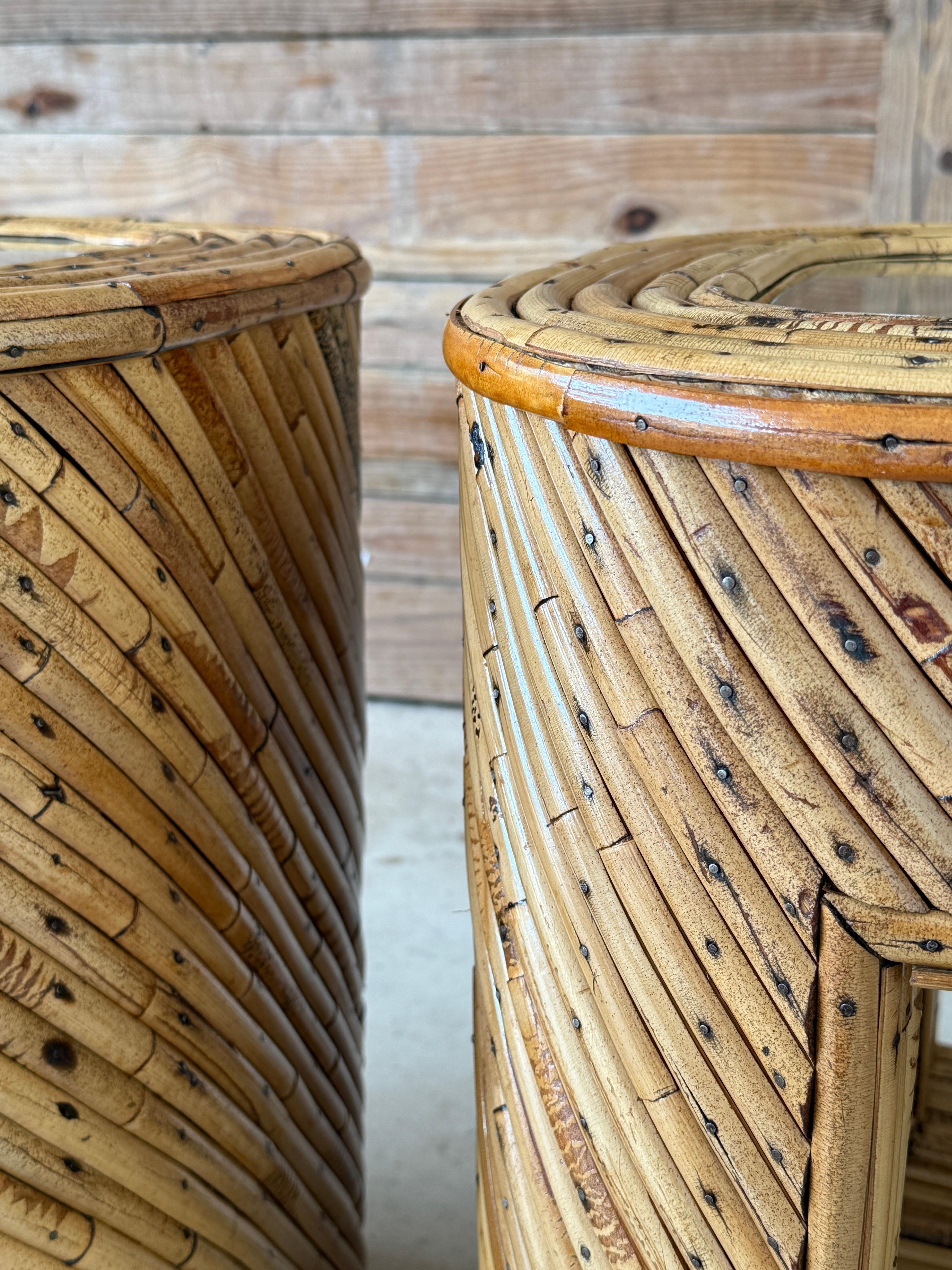 Paire de tables d'appoint en rotin fendu du milieu du 20e siècle, de style moderne organique, avec finition en vente 1