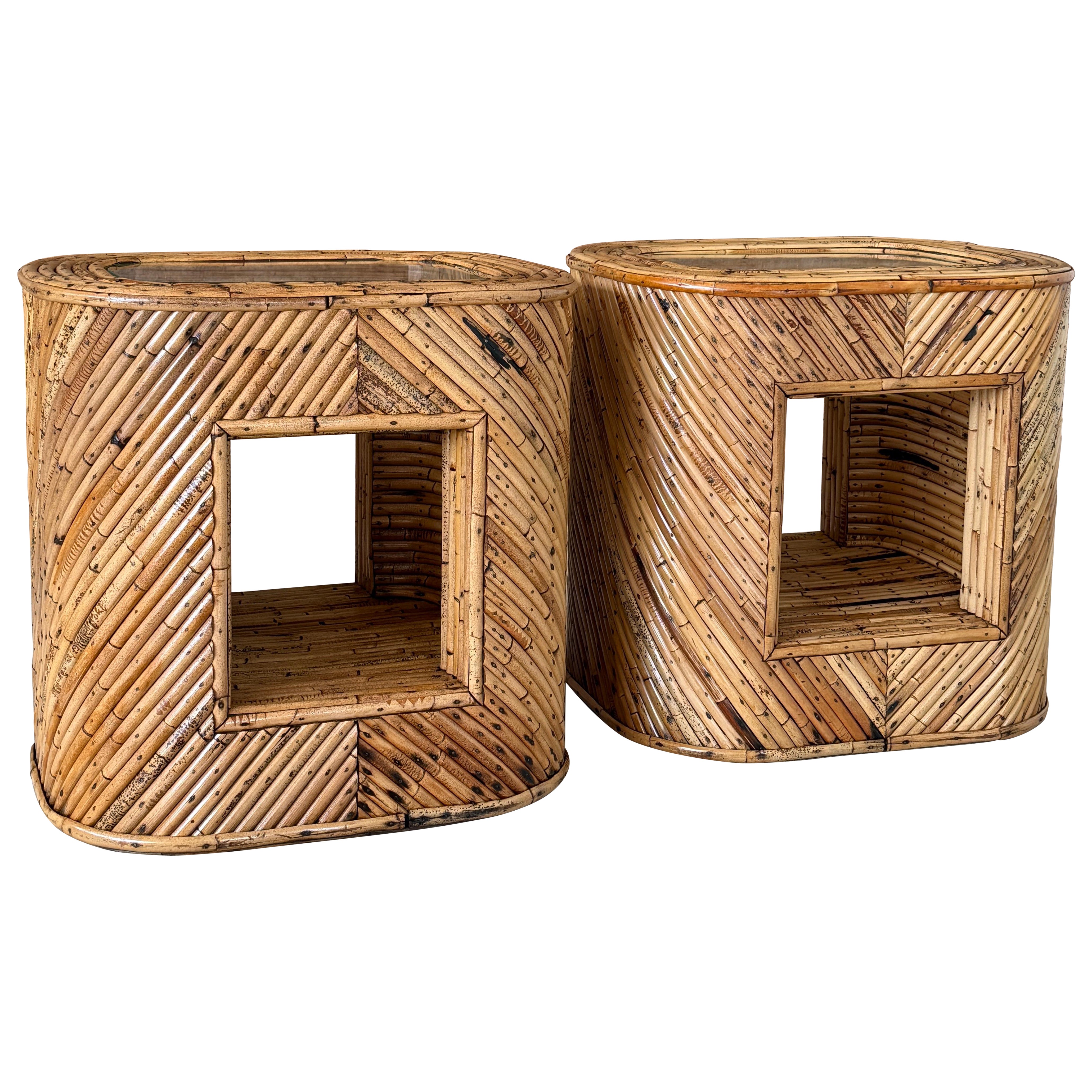 Coppia di tavolini in rattan spaccato della metà del 20° secolo, organici e moderni, rifiniti e con