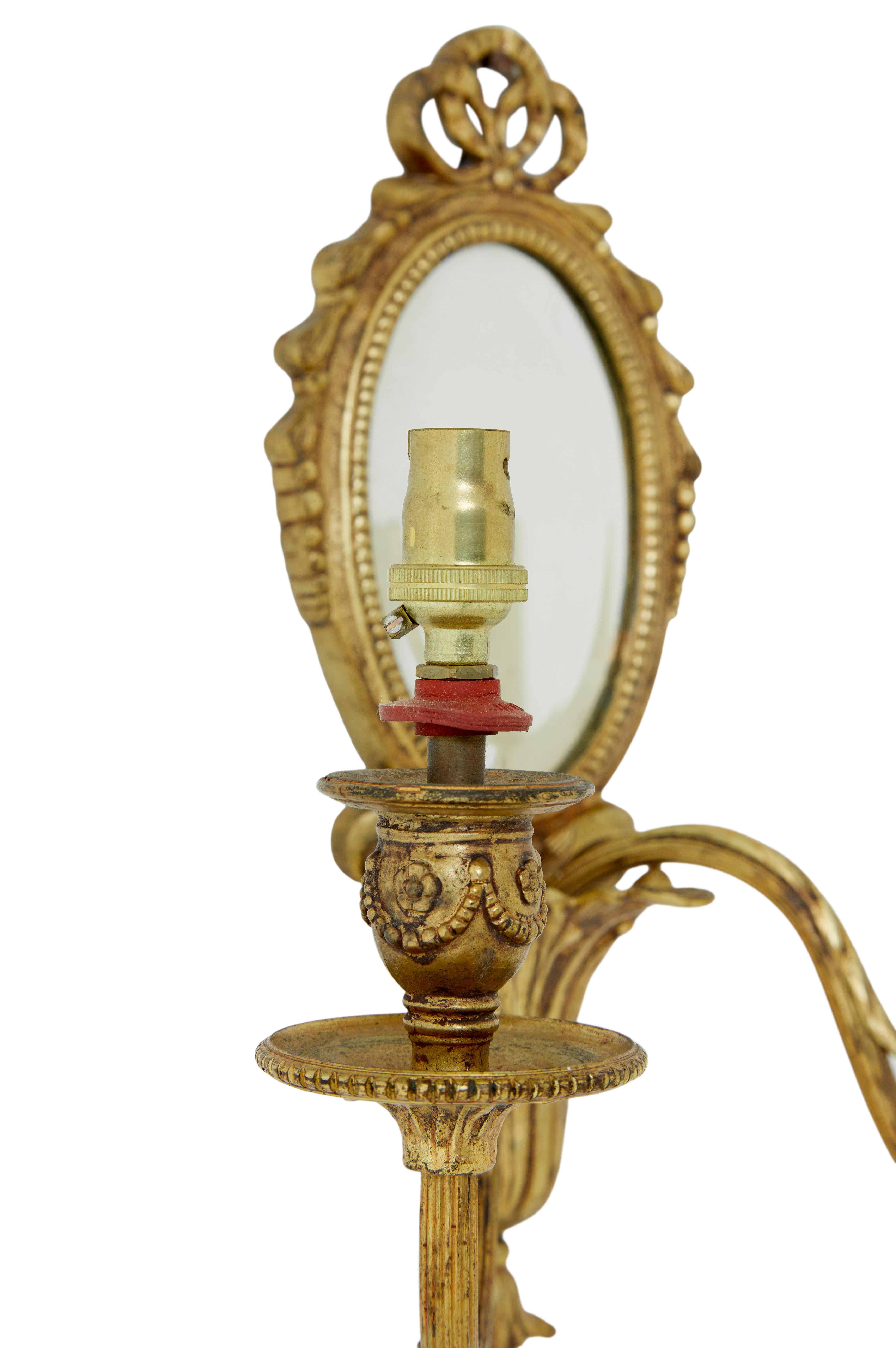Français Paire d'appliques à miroir en bronze doré du milieu du 20e siècle en vente