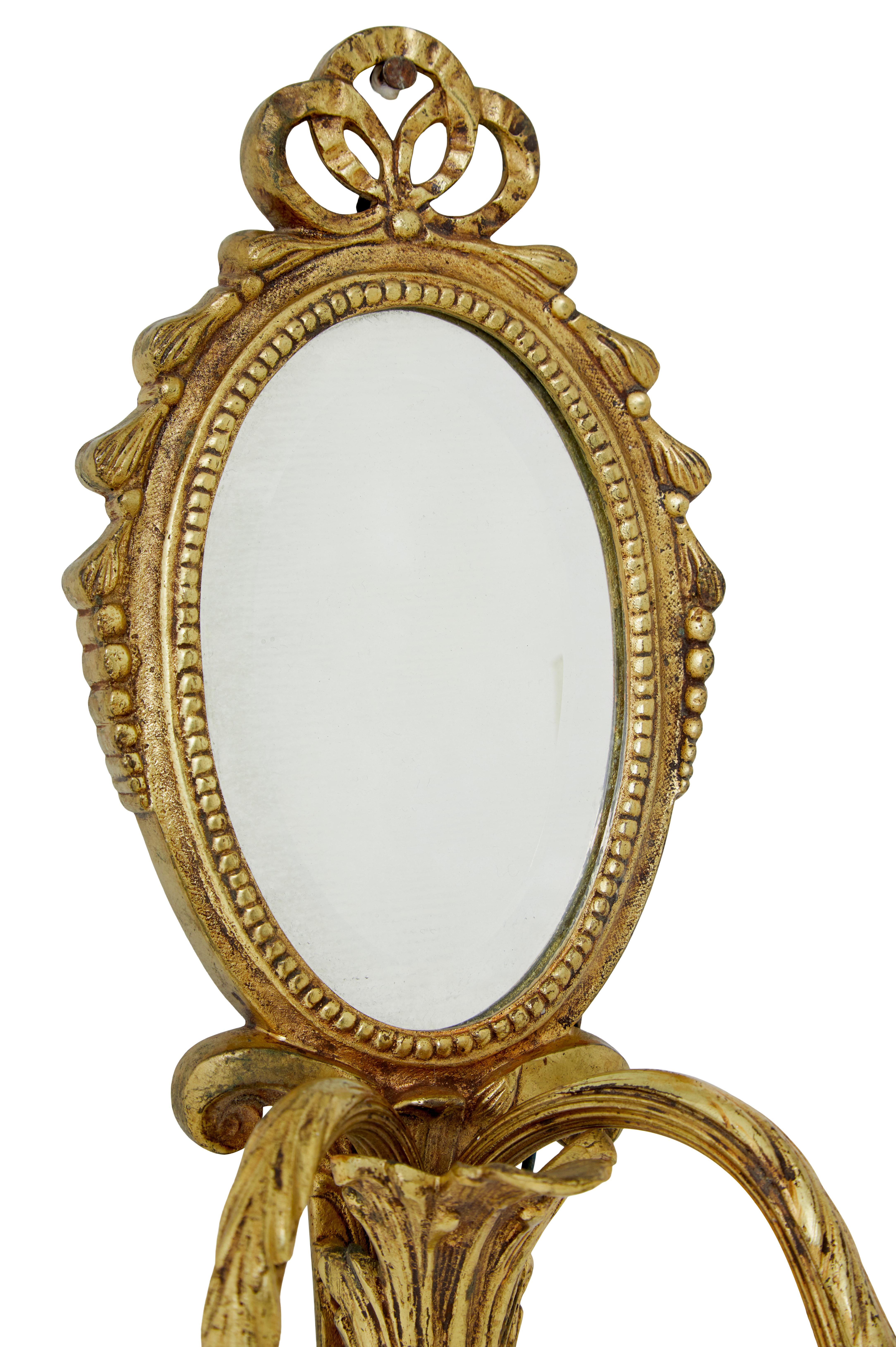 Ferronnerie Paire d'appliques à miroir en bronze doré du milieu du 20e siècle en vente