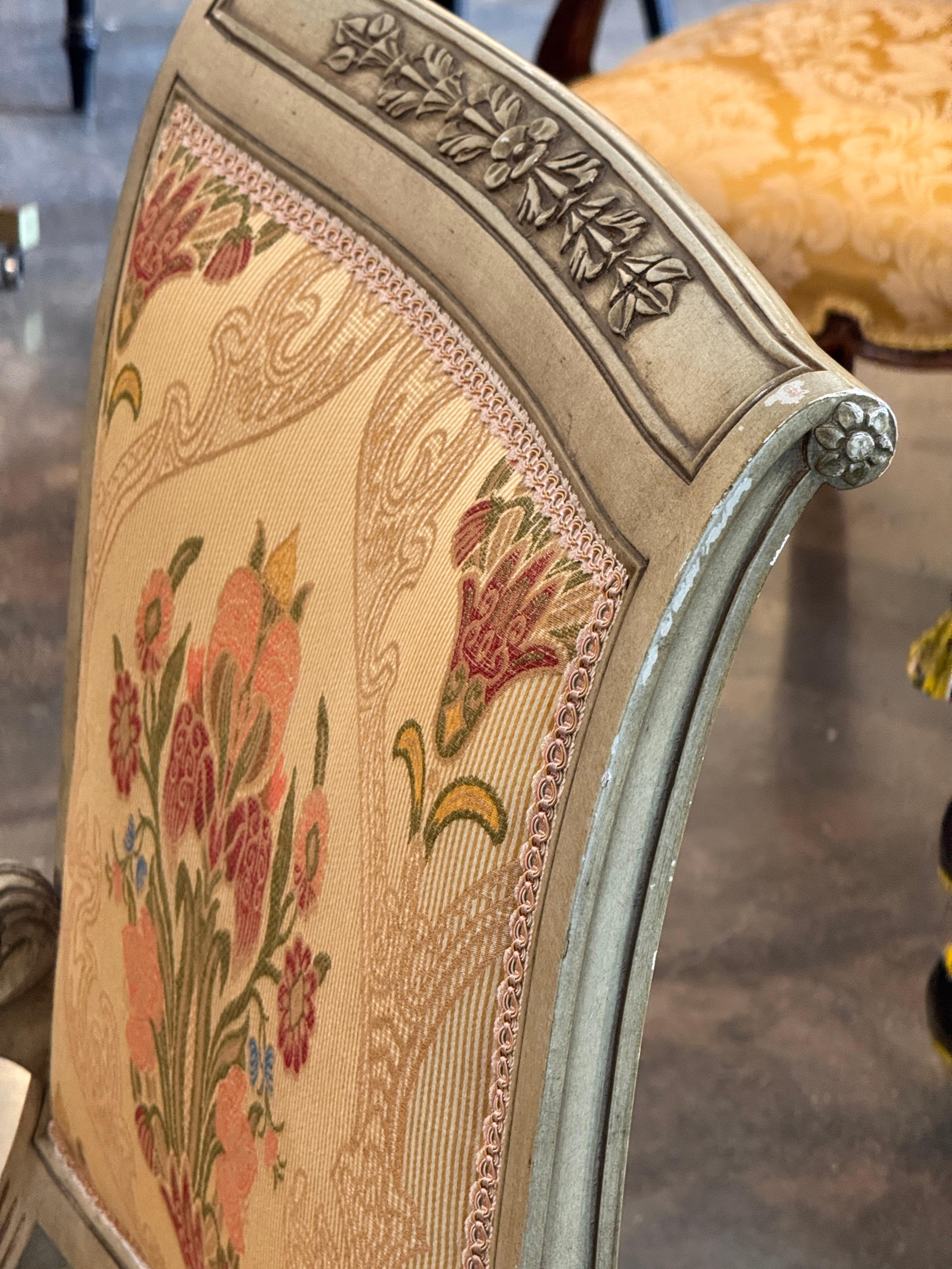 Paire de fauteuils français peints du milieu du 20e siècle en vente 4