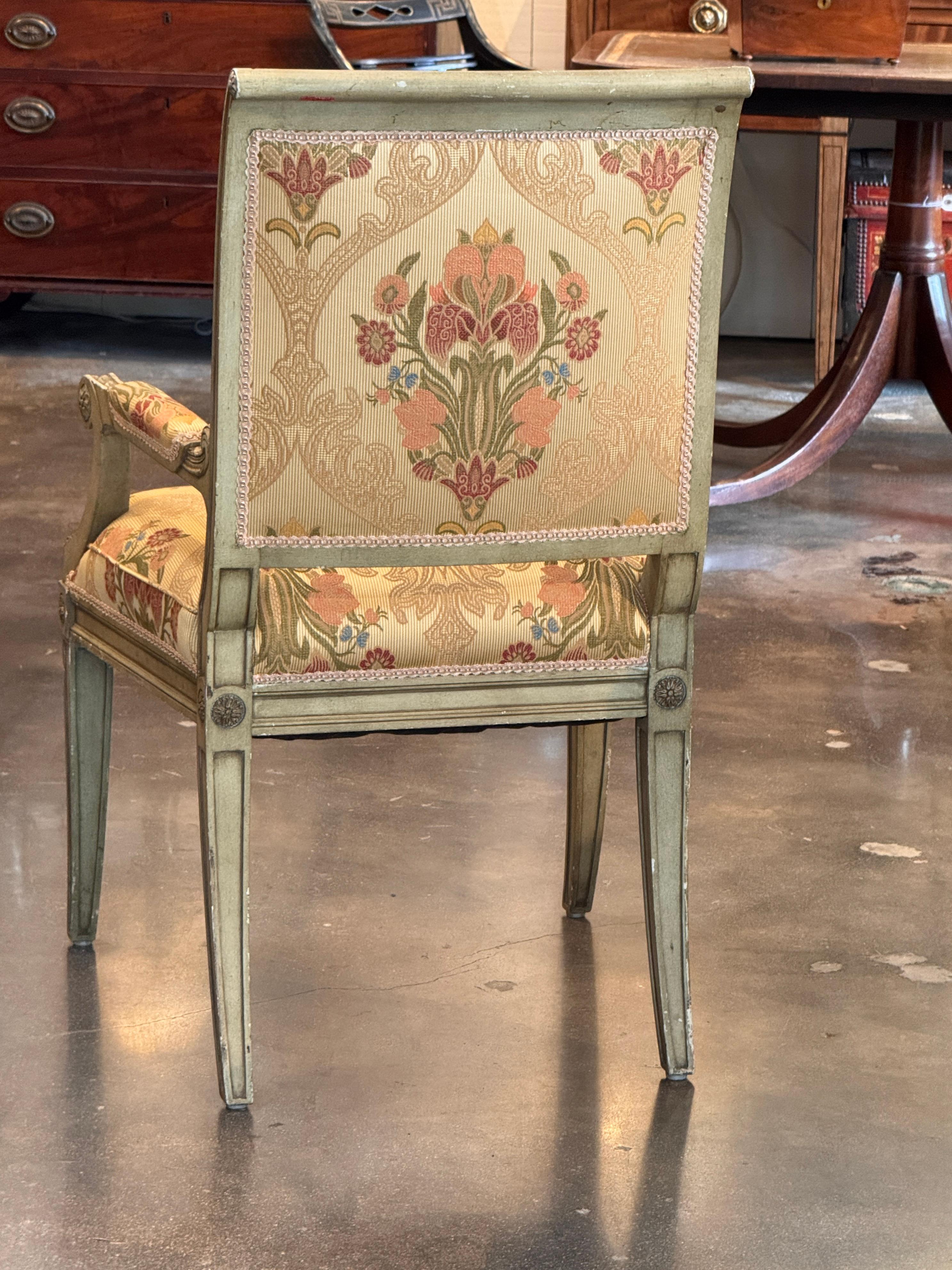 Paire de fauteuils français peints du milieu du 20e siècle en vente 5