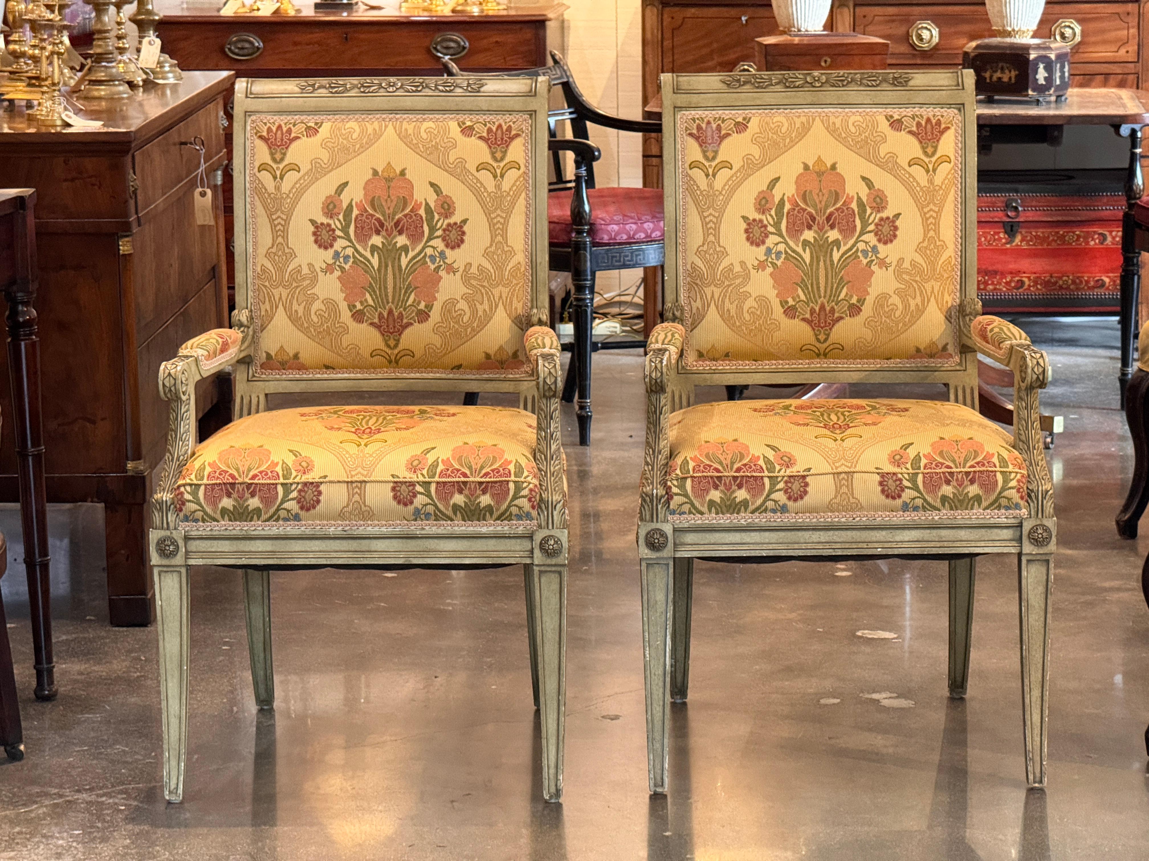 Chacun a un dossier et une assise carrés rembourrés encadrés par une structure en bois sculptée et peinte, ornée de motifs floraux et de rosettes. Les accoudoirs sont moulurés et chantournés et reposent sur des supports cannelés au-dessus de pieds