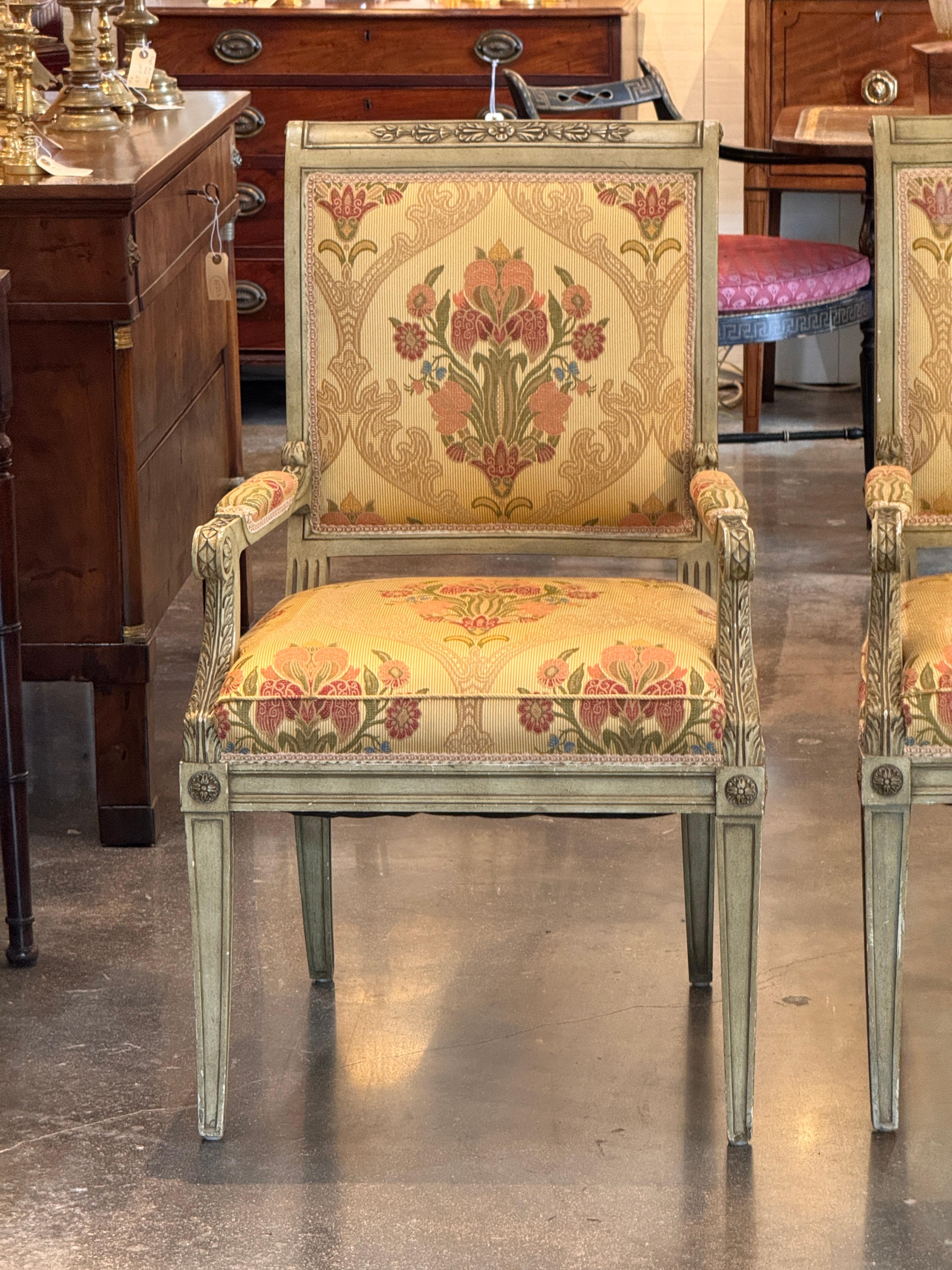 Français Paire de fauteuils français peints du milieu du 20e siècle en vente