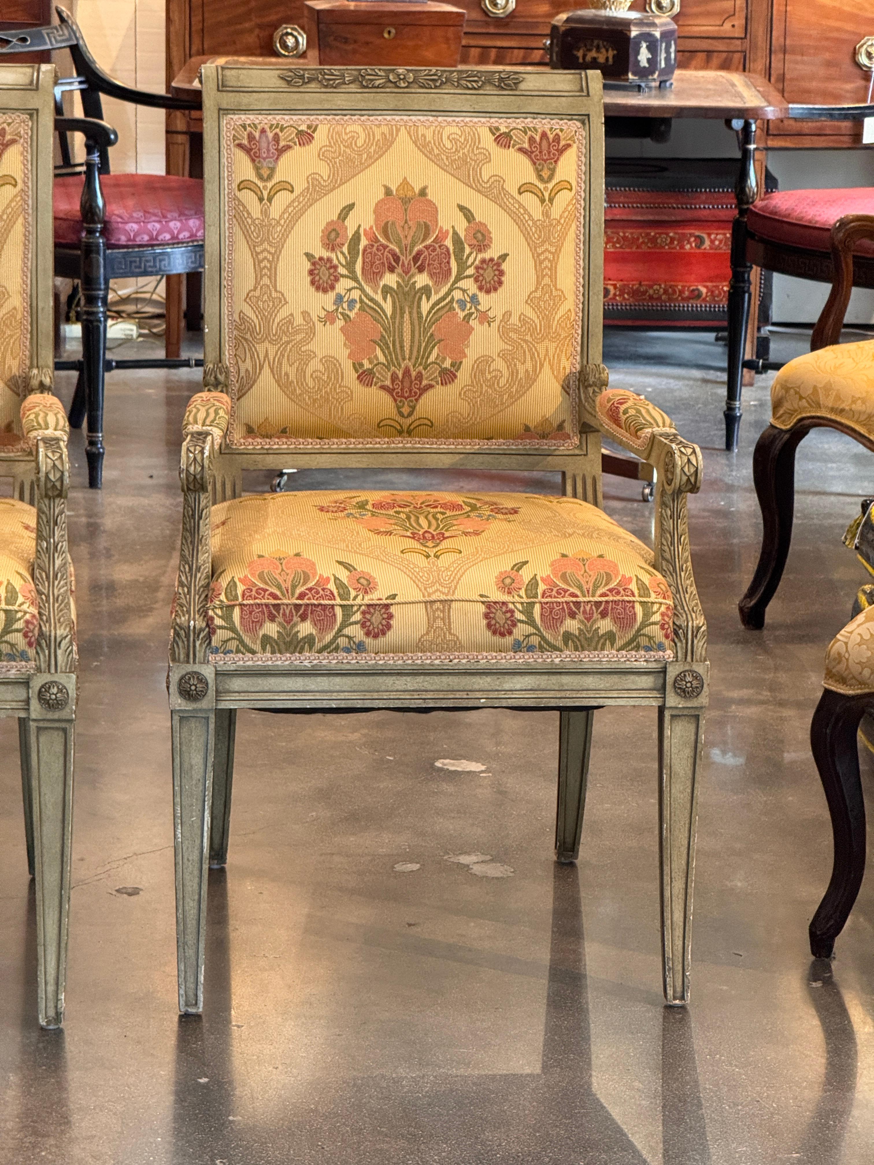 Paire de fauteuils français peints du milieu du 20e siècle Bon état - En vente à Charlottesville, VA