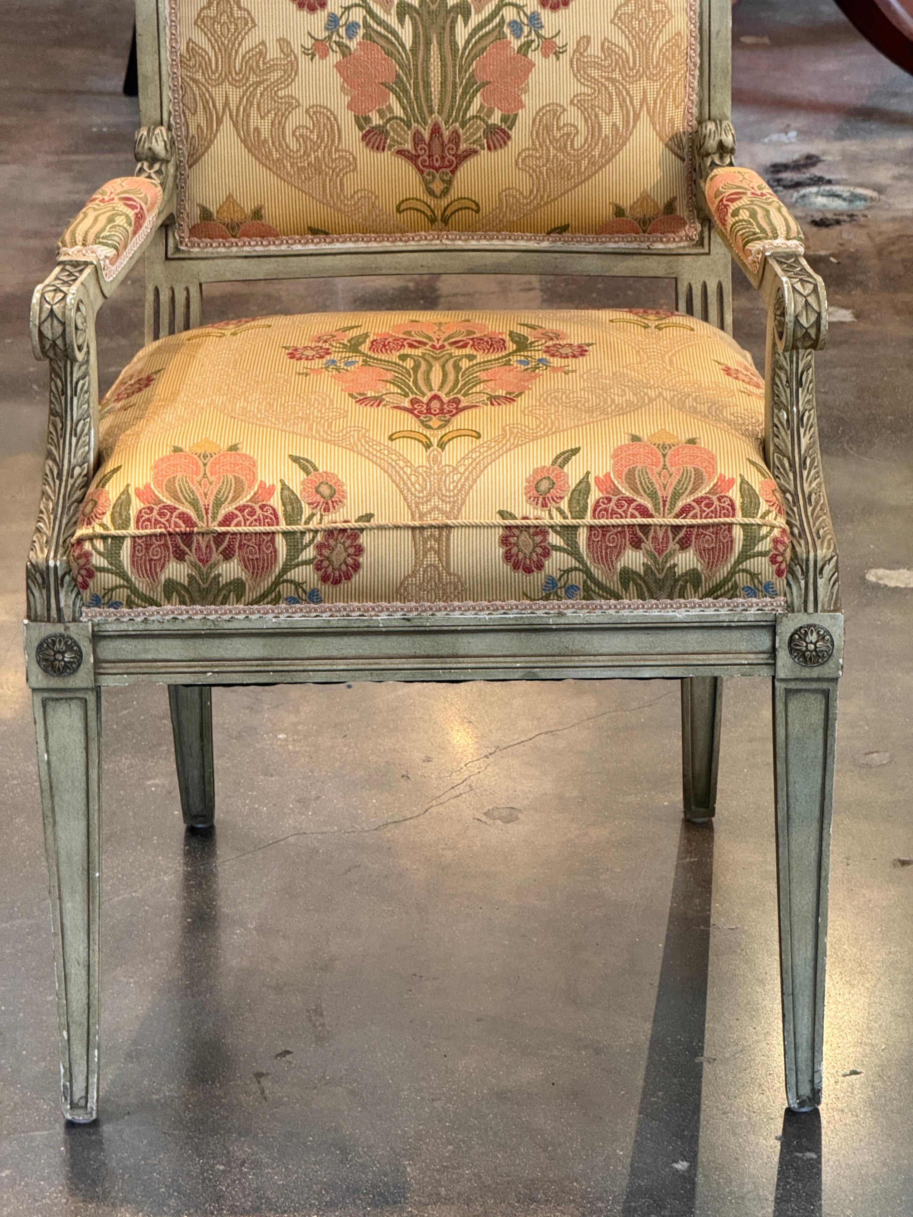 Milieu du XXe siècle Paire de fauteuils français peints du milieu du 20e siècle en vente