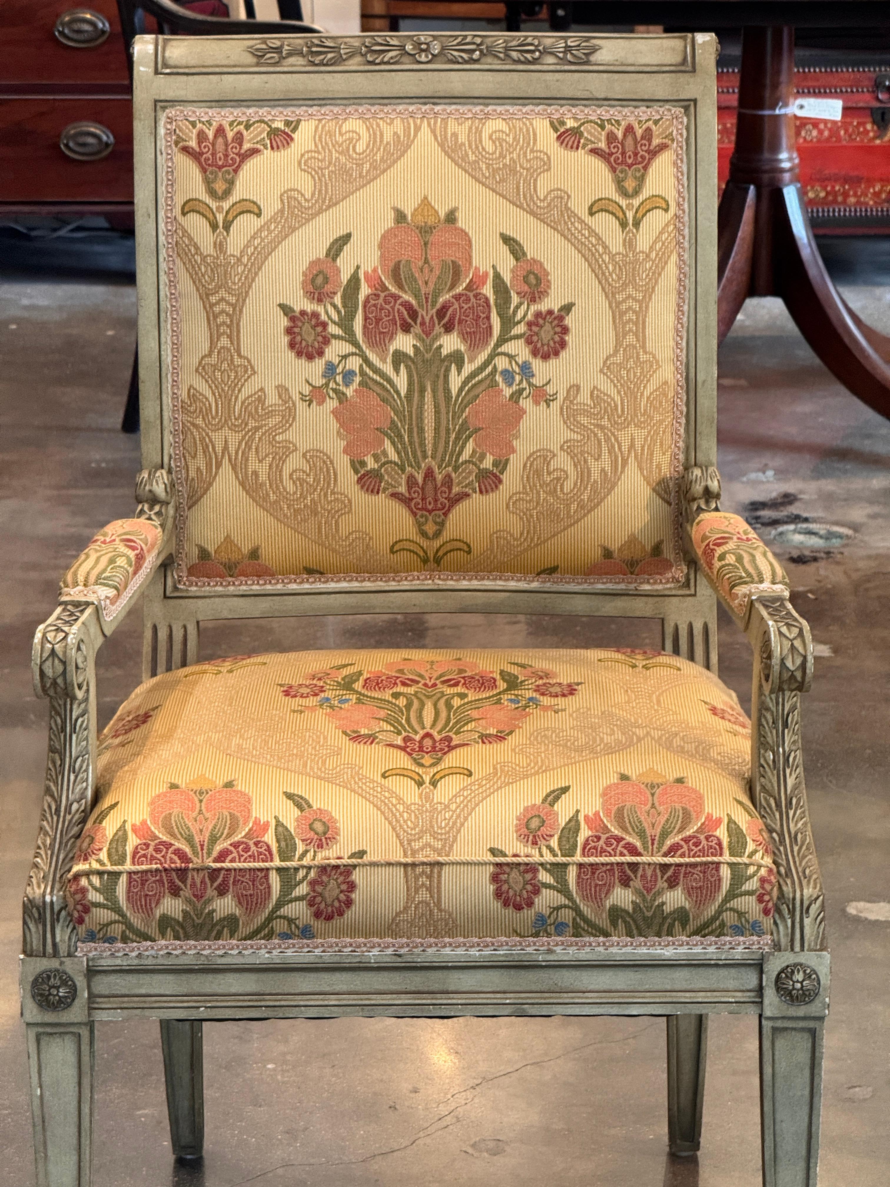 Tissu Paire de fauteuils français peints du milieu du 20e siècle en vente