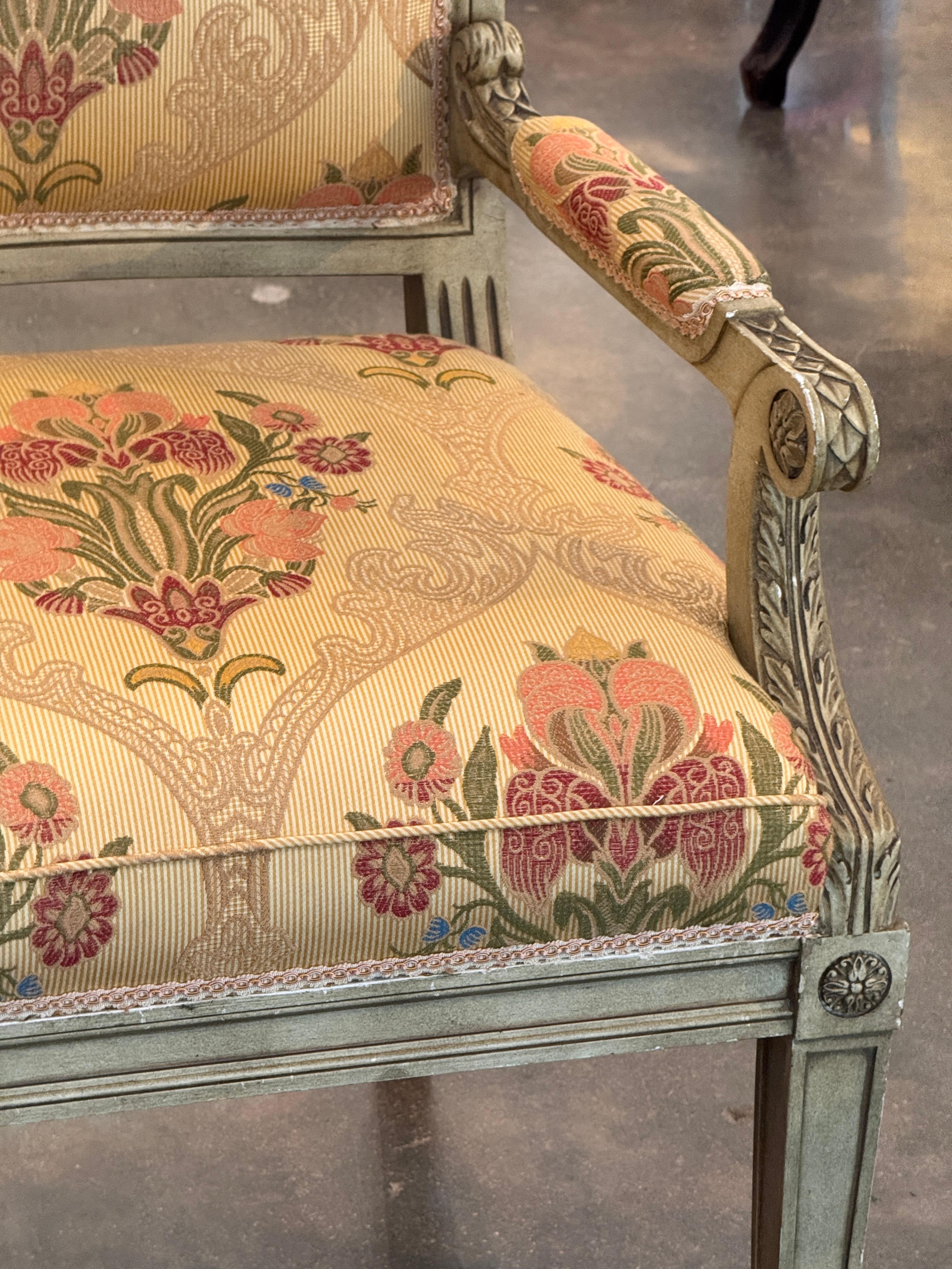 Paire de fauteuils français peints du milieu du 20e siècle en vente 1