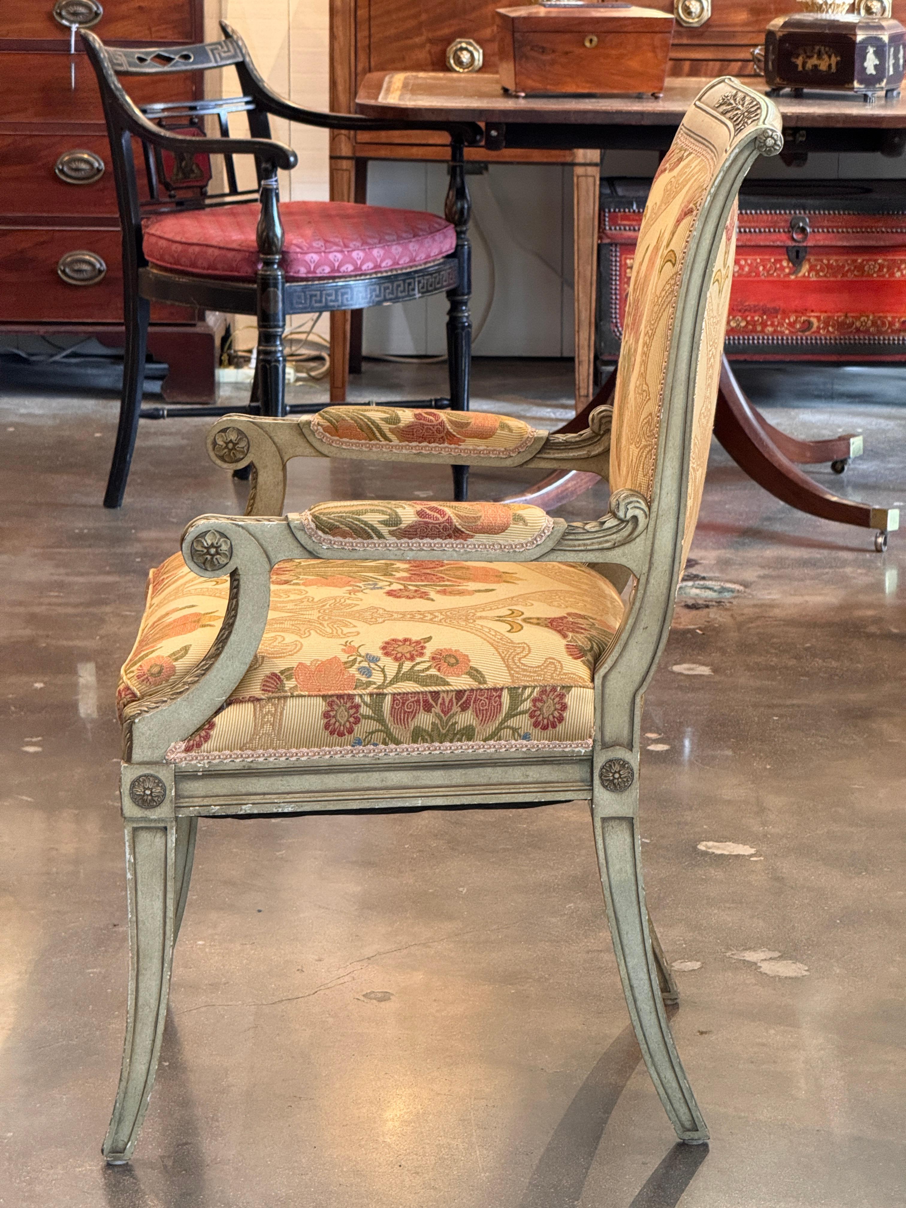 Paire de fauteuils français peints du milieu du 20e siècle en vente 2