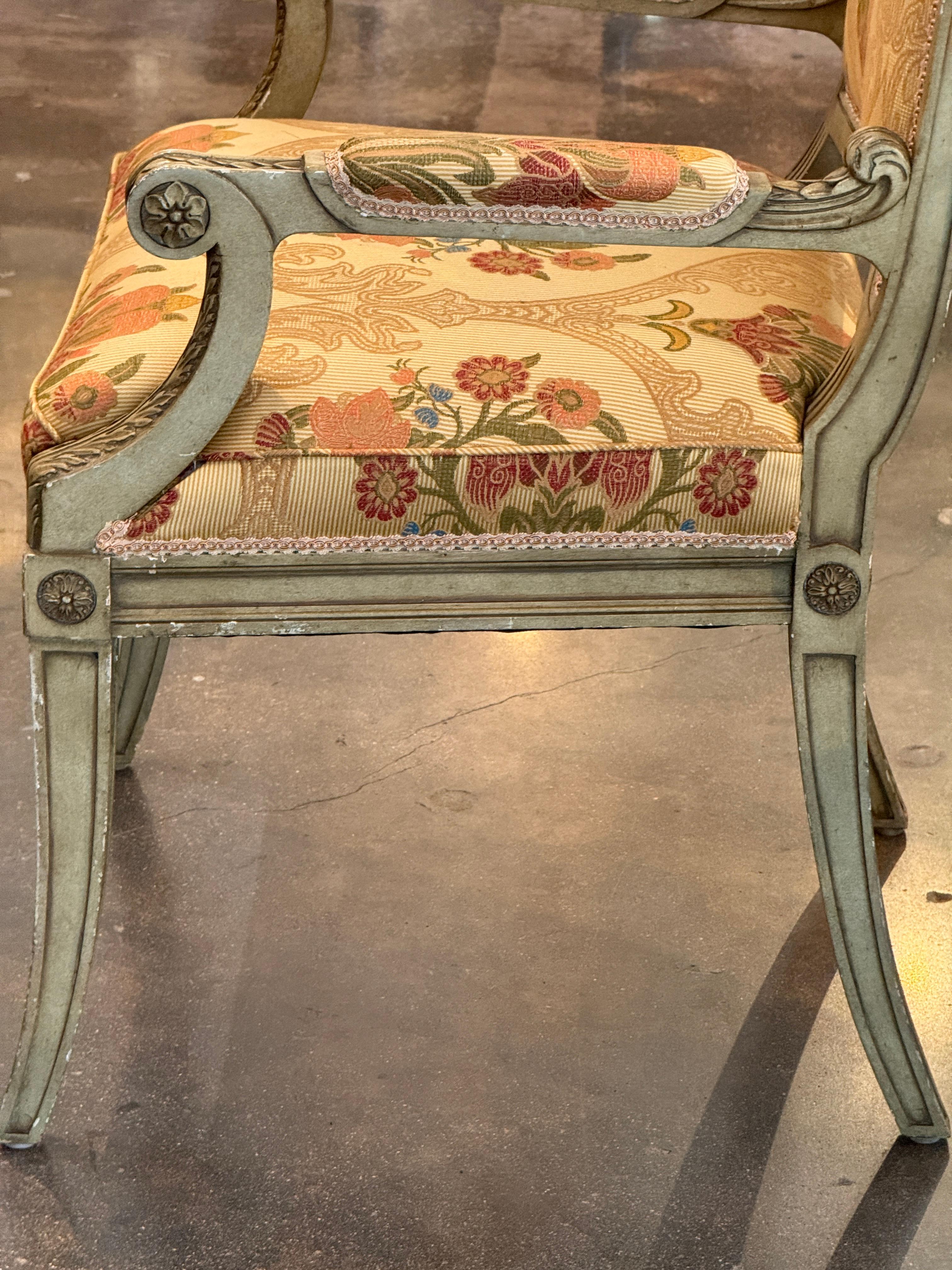 Paire de fauteuils français peints du milieu du 20e siècle en vente 3