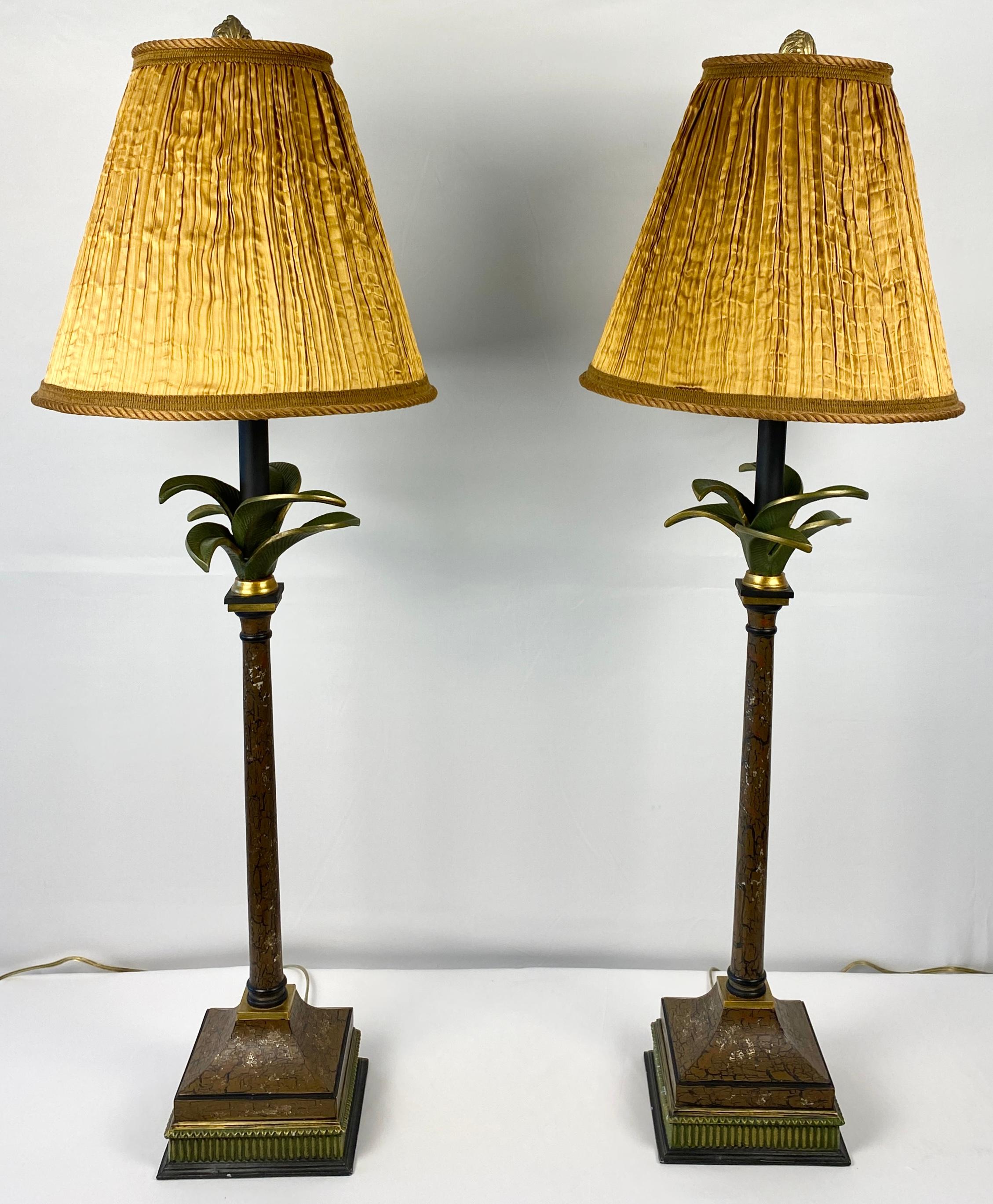 Paire de lampes de table en forme de palmier du milieu du siècle, stylisées et peintes dans des couleurs terreuses et présentant un attrait décoratif dynamique.

Cette élégante paire de lampes de table en forme de palmier du milieu du siècle