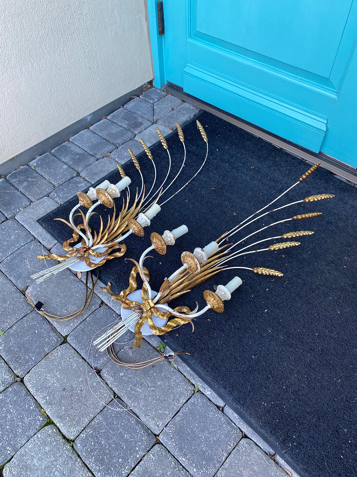 Hand-Painted Pair of Mid-20th Century Parcel Gilt Metal and Wood Three-Arm Wheat Sconces For Sale