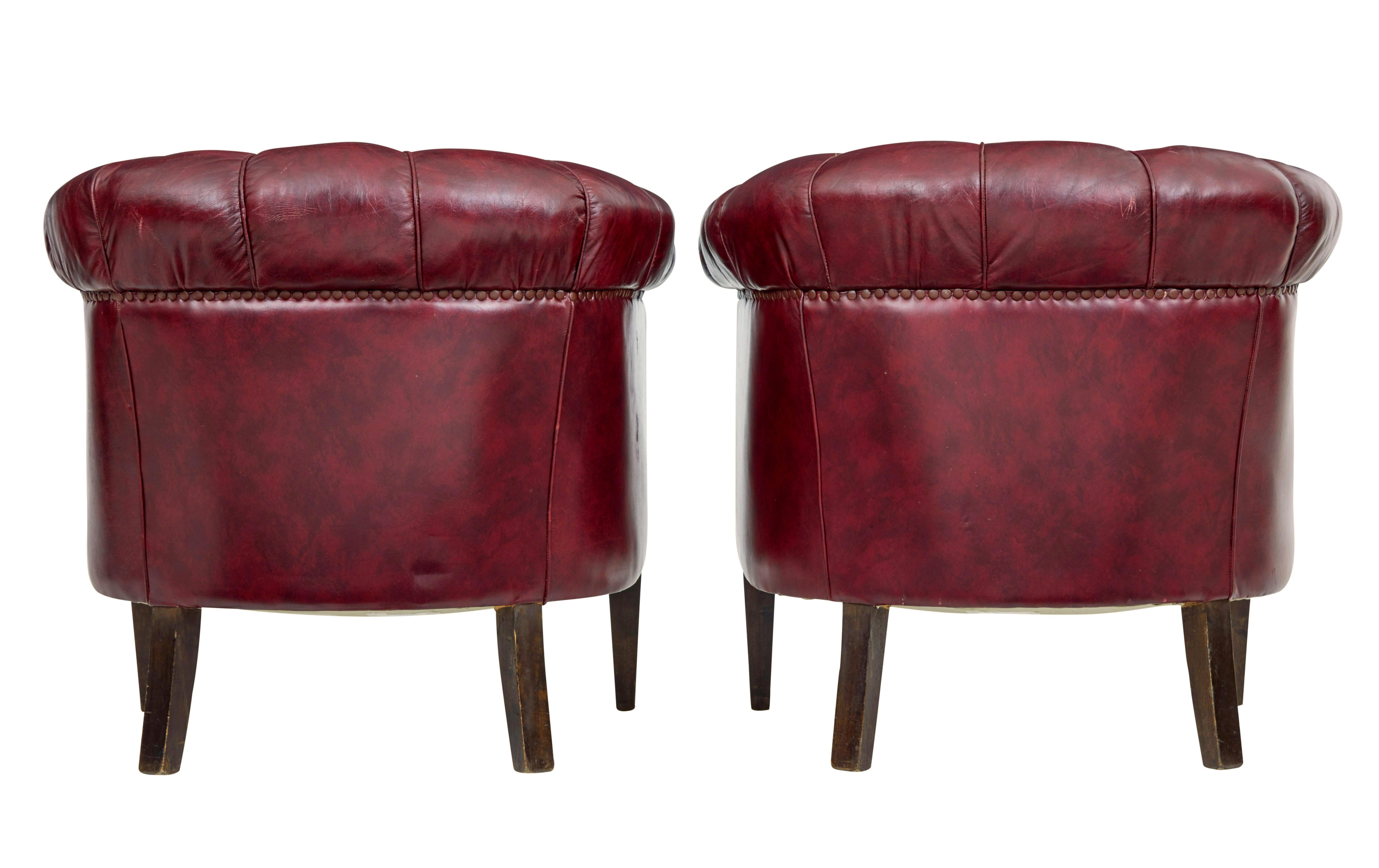Edwardian Pair of Mid 20th century red leather club armchairs For Sale