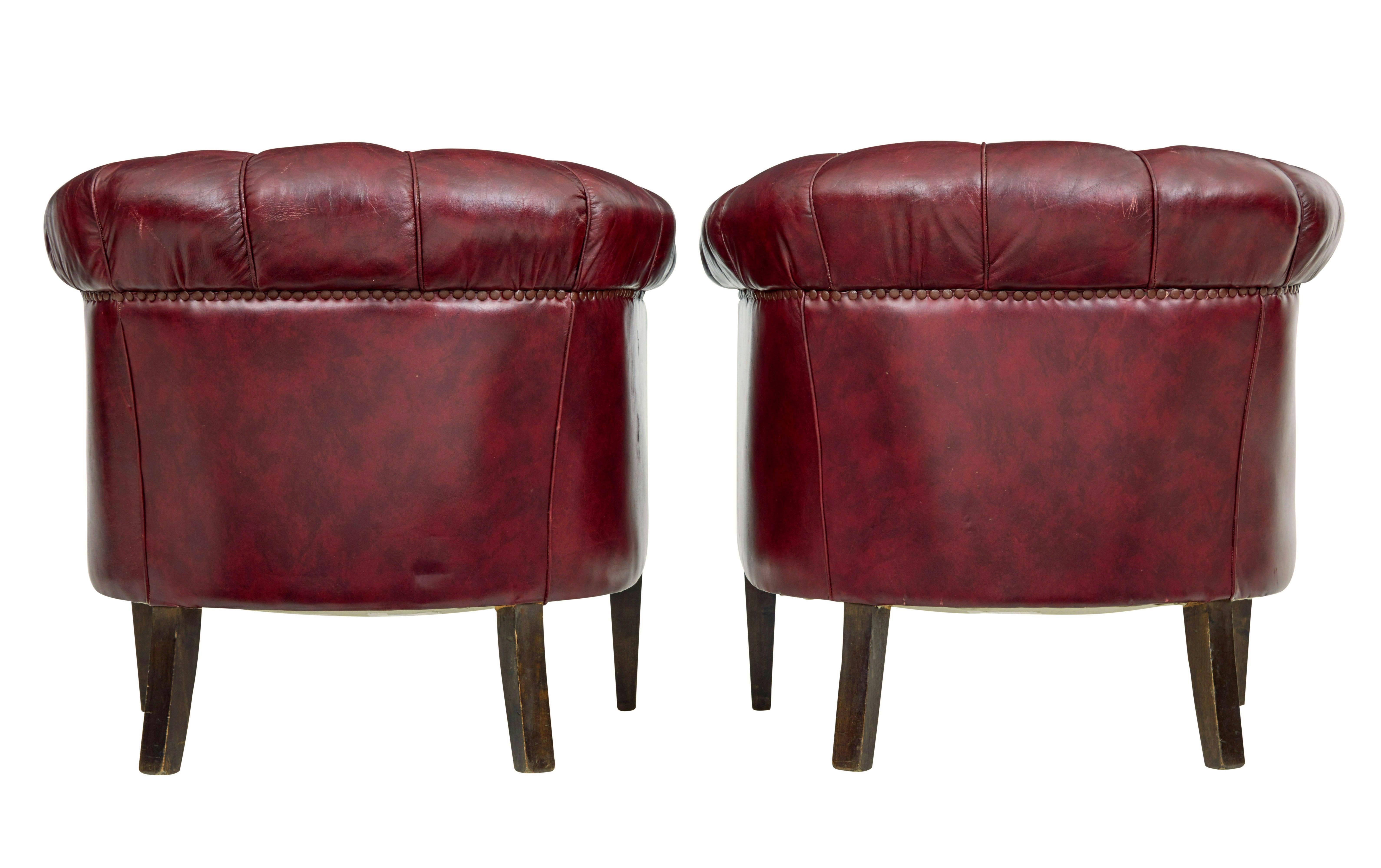 Édouardien Paire de fauteuils club en cuir rouge du milieu du 20e siècle en vente