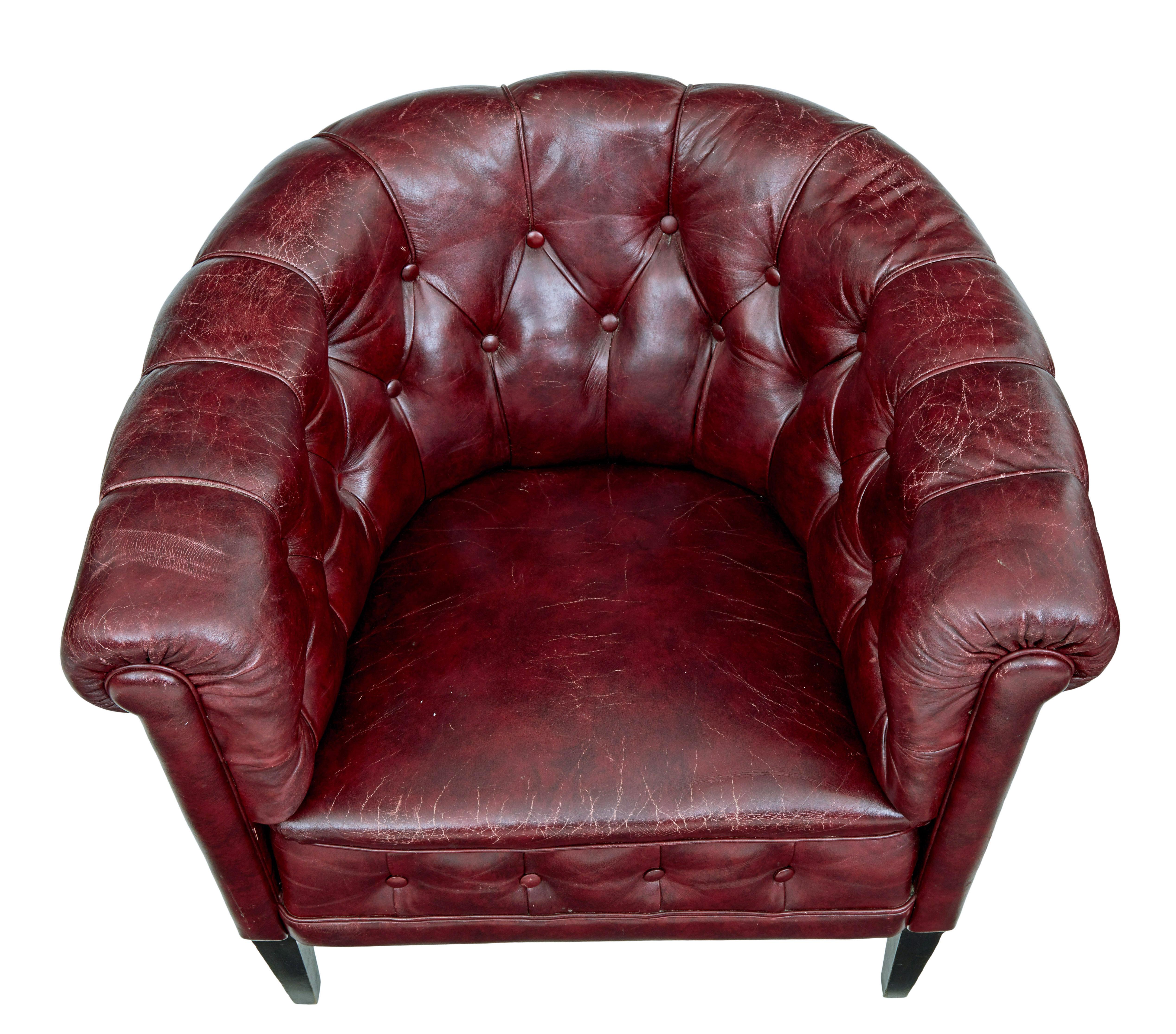 Fait main Paire de fauteuils club en cuir rouge du milieu du 20e siècle en vente
