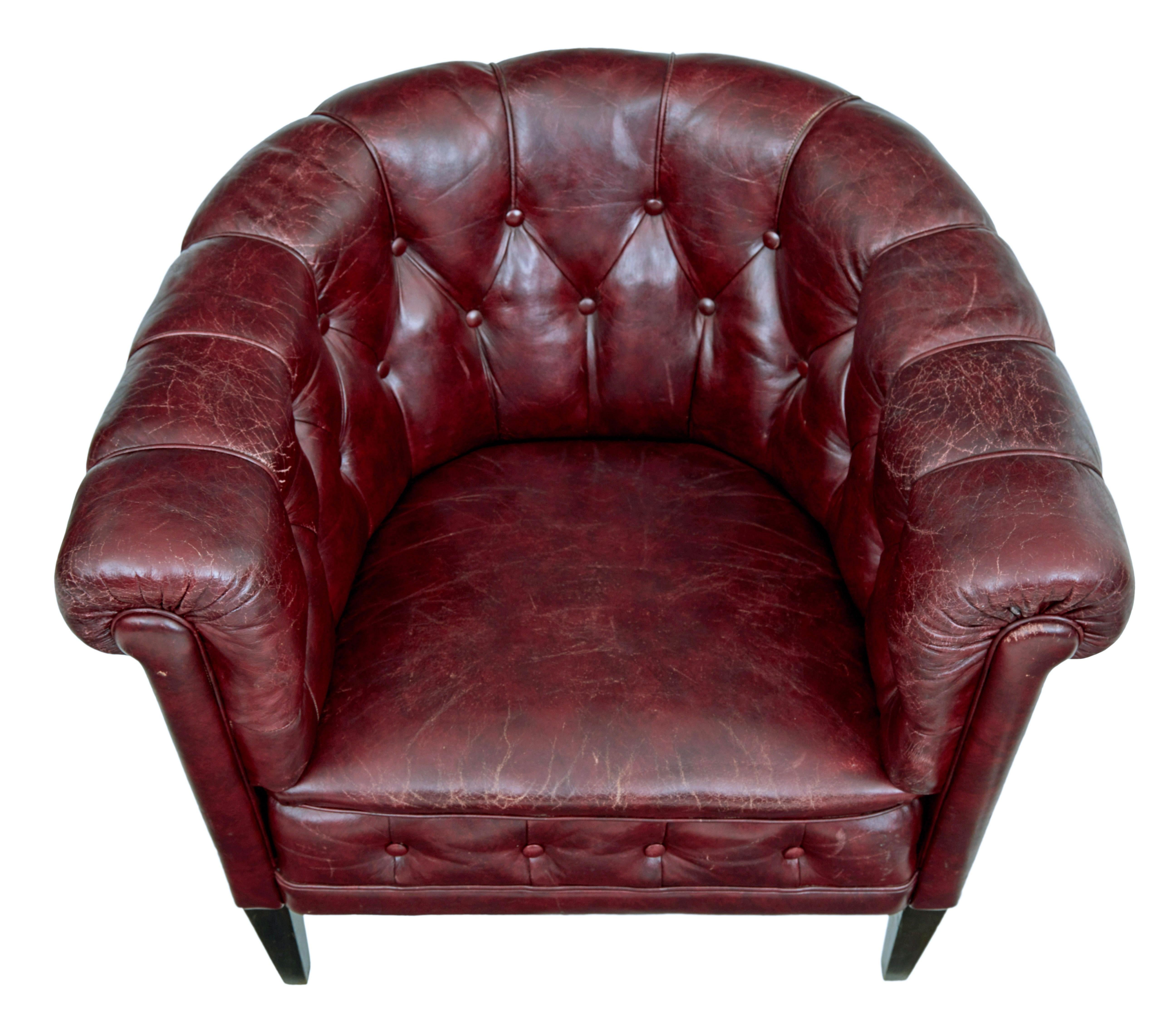 Paire de fauteuils club en cuir rouge du milieu du 20e siècle Bon état - En vente à Debenham, Suffolk