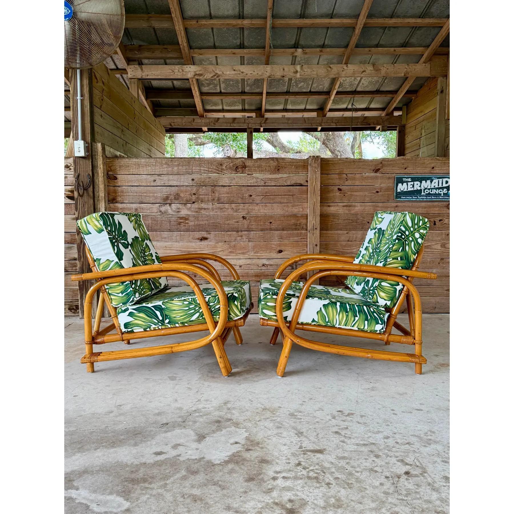 Un vibrante par de tumbonas de ratán curvado de mediados del siglo XX, totalmente restauradas y repintadas para resaltar sus curvilíneas y orgánicas estructuras.
El ratán se ha limpiado, reparado y repintado, aunque sigue presentando cierto desgaste