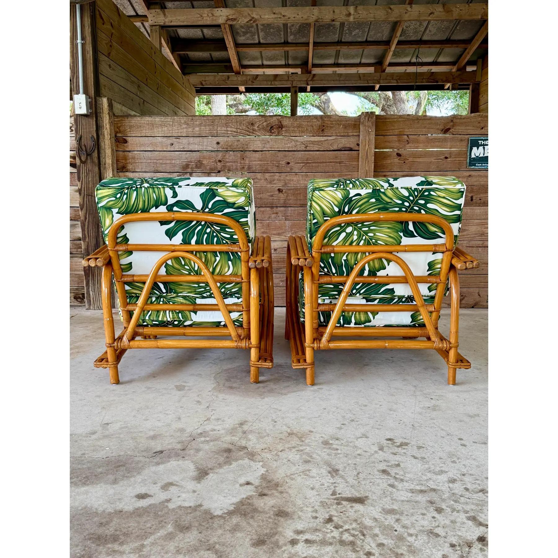 Pareja de sillones de ratán curvados de mediados del siglo XX restaurados Tapicería tropical Estadounidense