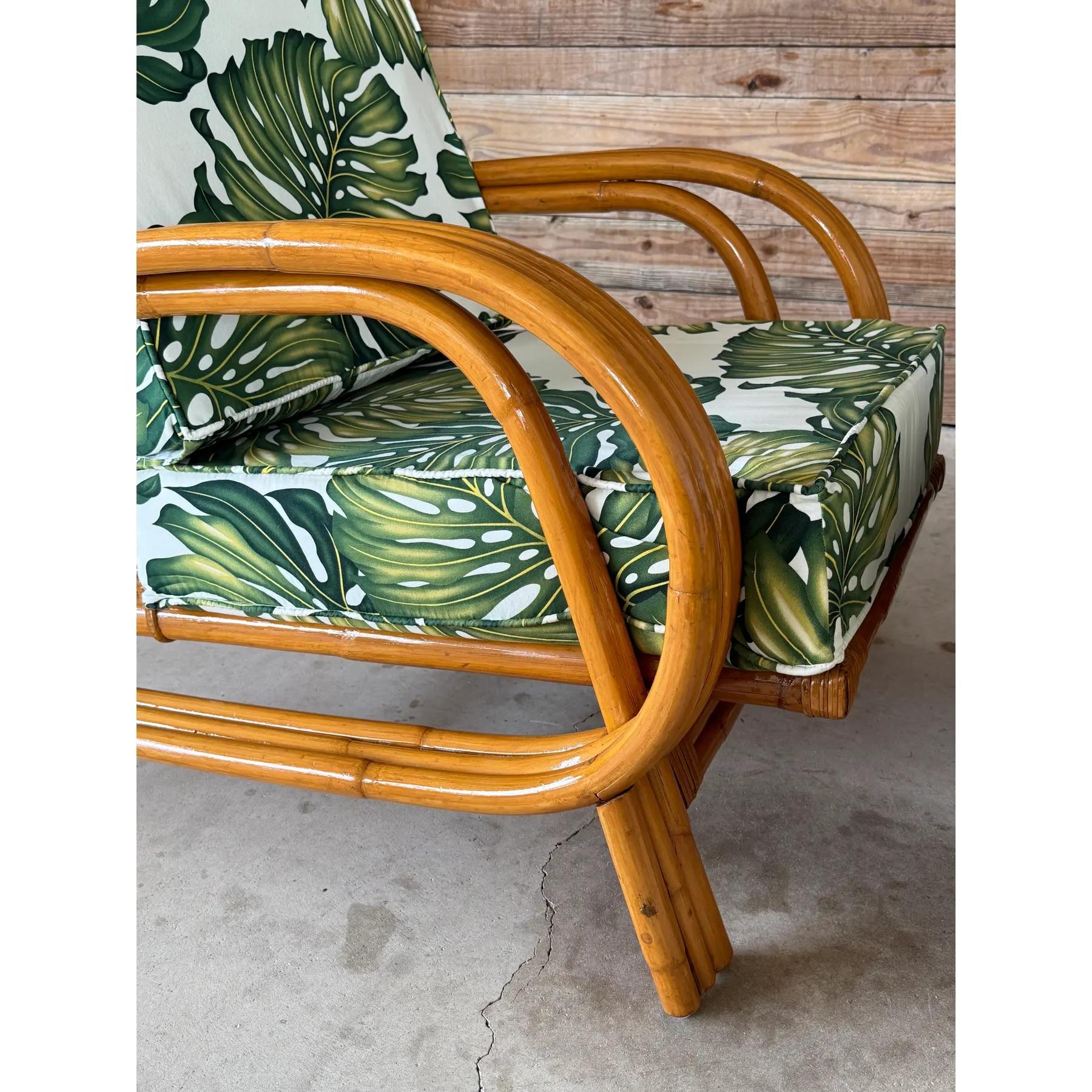Pareja de sillones de ratán curvados de mediados del siglo XX restaurados Tapicería tropical en Bueno Estado en North Fort Myers, FL