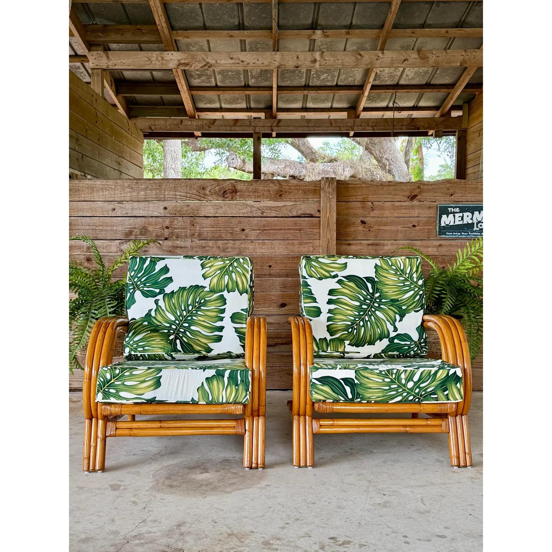 Pareja de sillones de ratán curvados de mediados del siglo XX restaurados Tapicería tropical Ratán