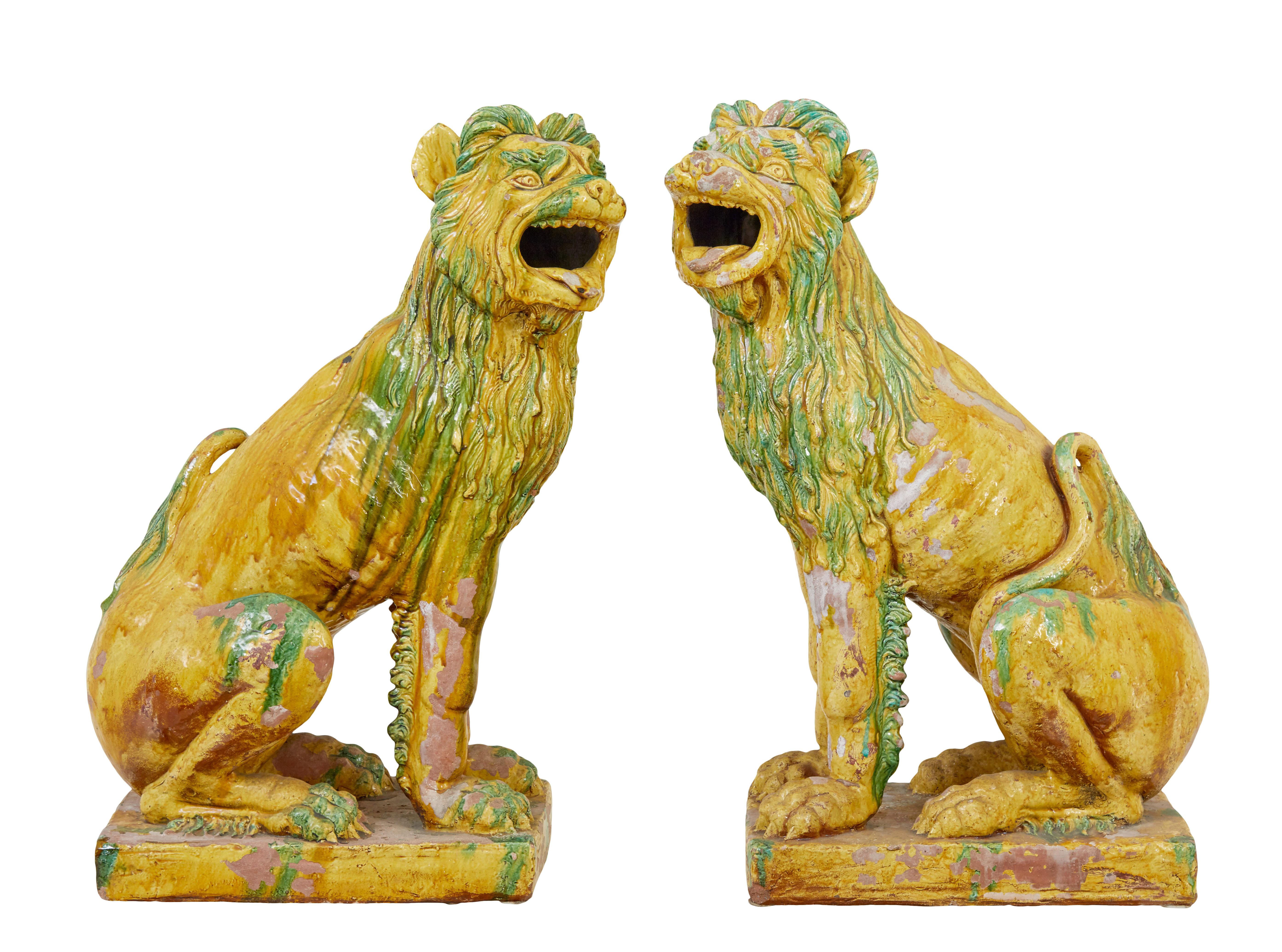 Grande paire de chiens indonésiens du milieu du 20e siècle à décor en glaçure de sel, vers 1950.

Connus en anglais sous le nom de chiens-lions, ils sont utilisés pour symboliser la garde d'entrées et de bâtiments importants et tirent leur origine