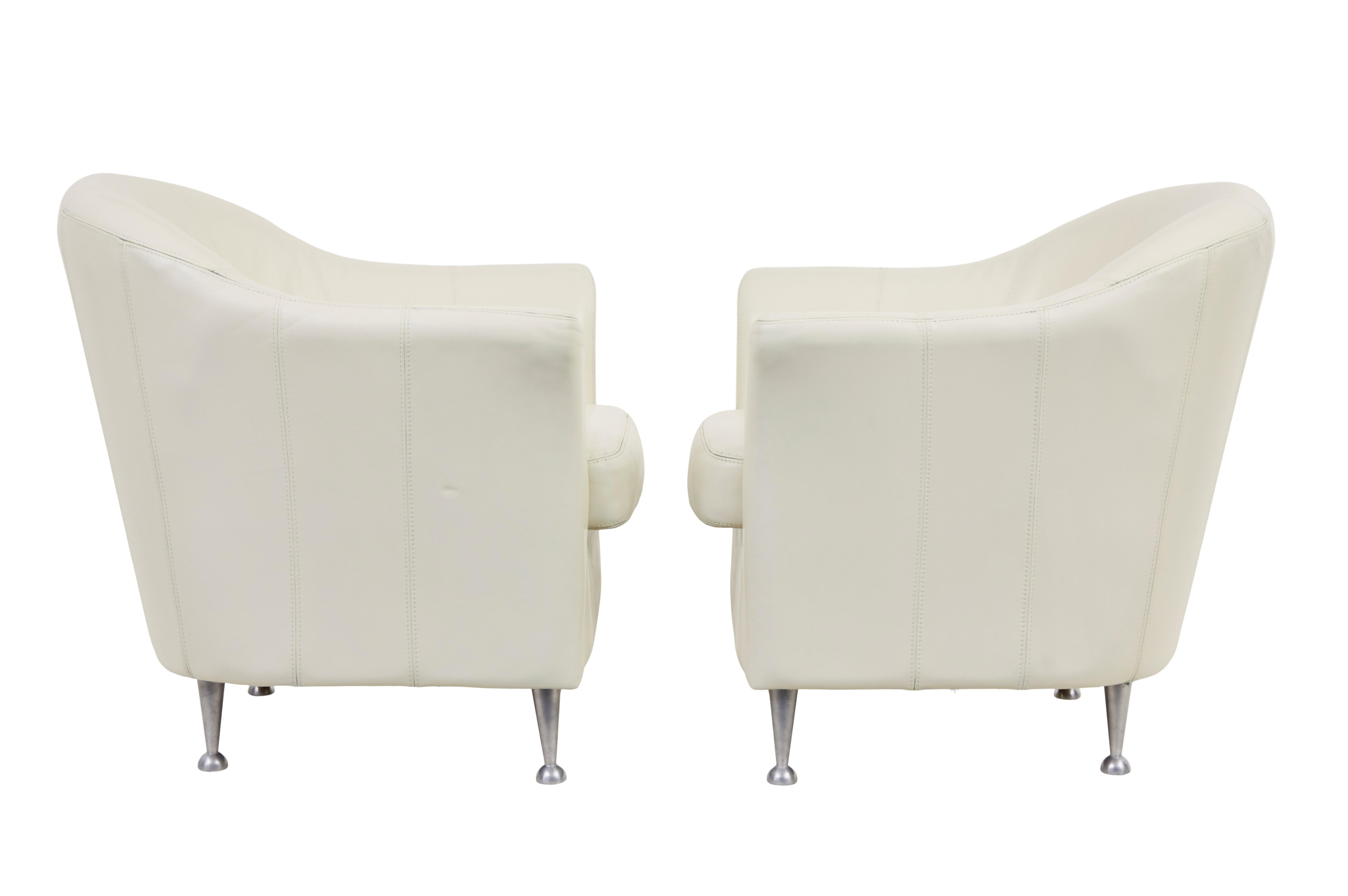 Mid-Century moderno Coppia di poltrone a vasca in pelle scandinave della metà del XX secolo in vendita