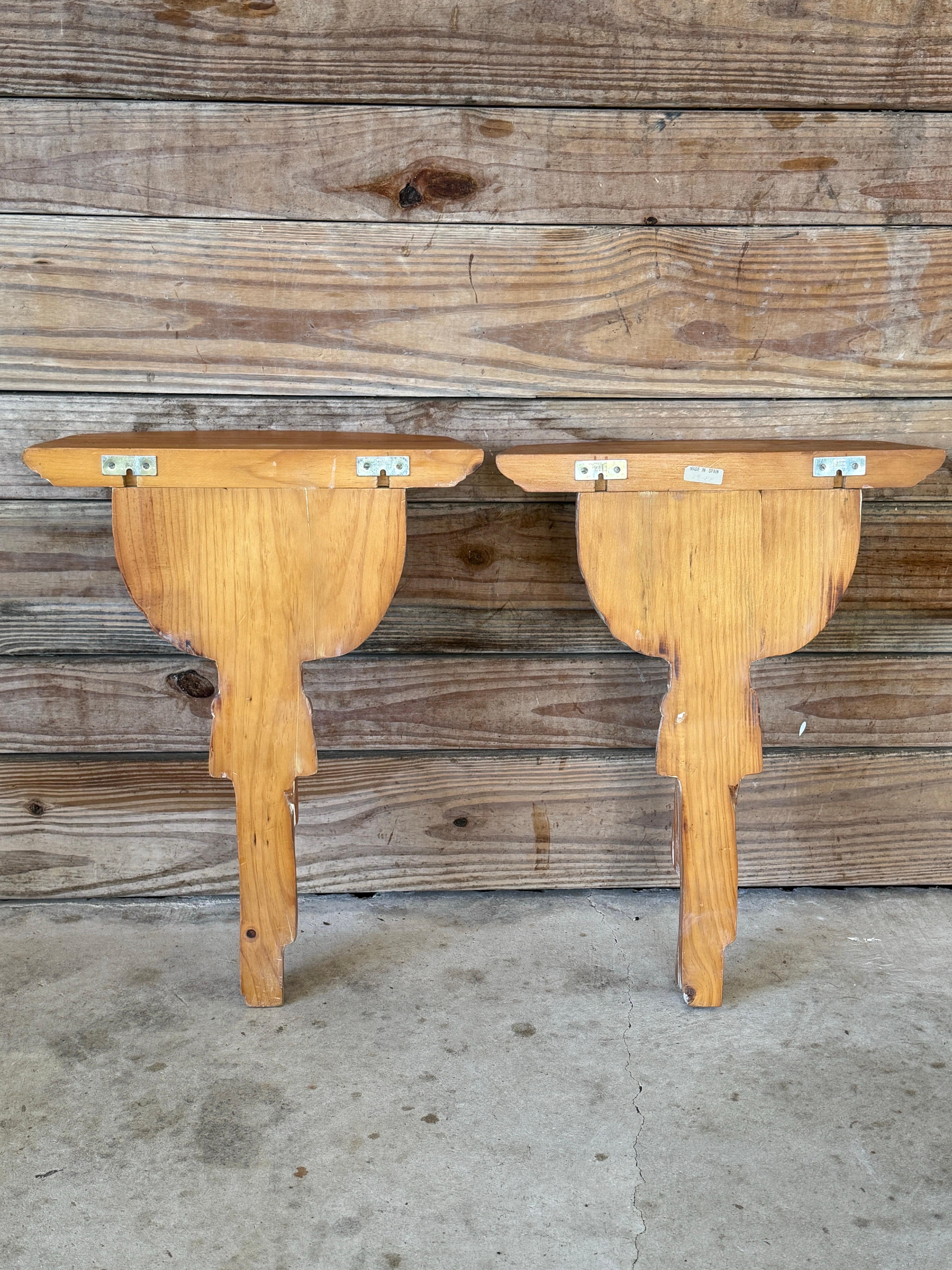 Pareja de esculturas españolas de mediados del siglo XX talladas en madera Motivo de borla y drapeado en venta 7