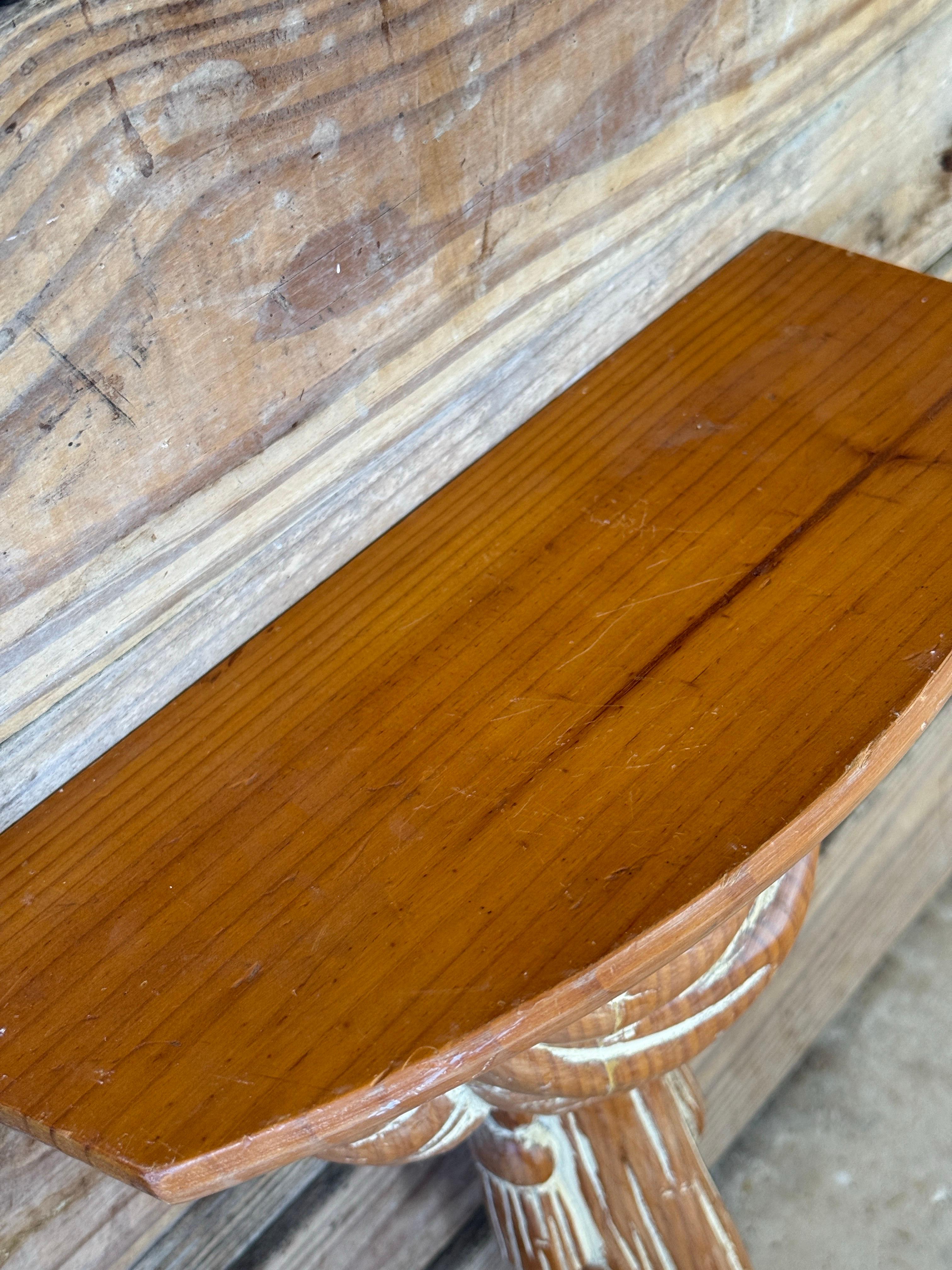 Pareja de esculturas españolas de mediados del siglo XX talladas en madera Motivo de borla y drapeado en Bueno estado para la venta en North Fort Myers, FL