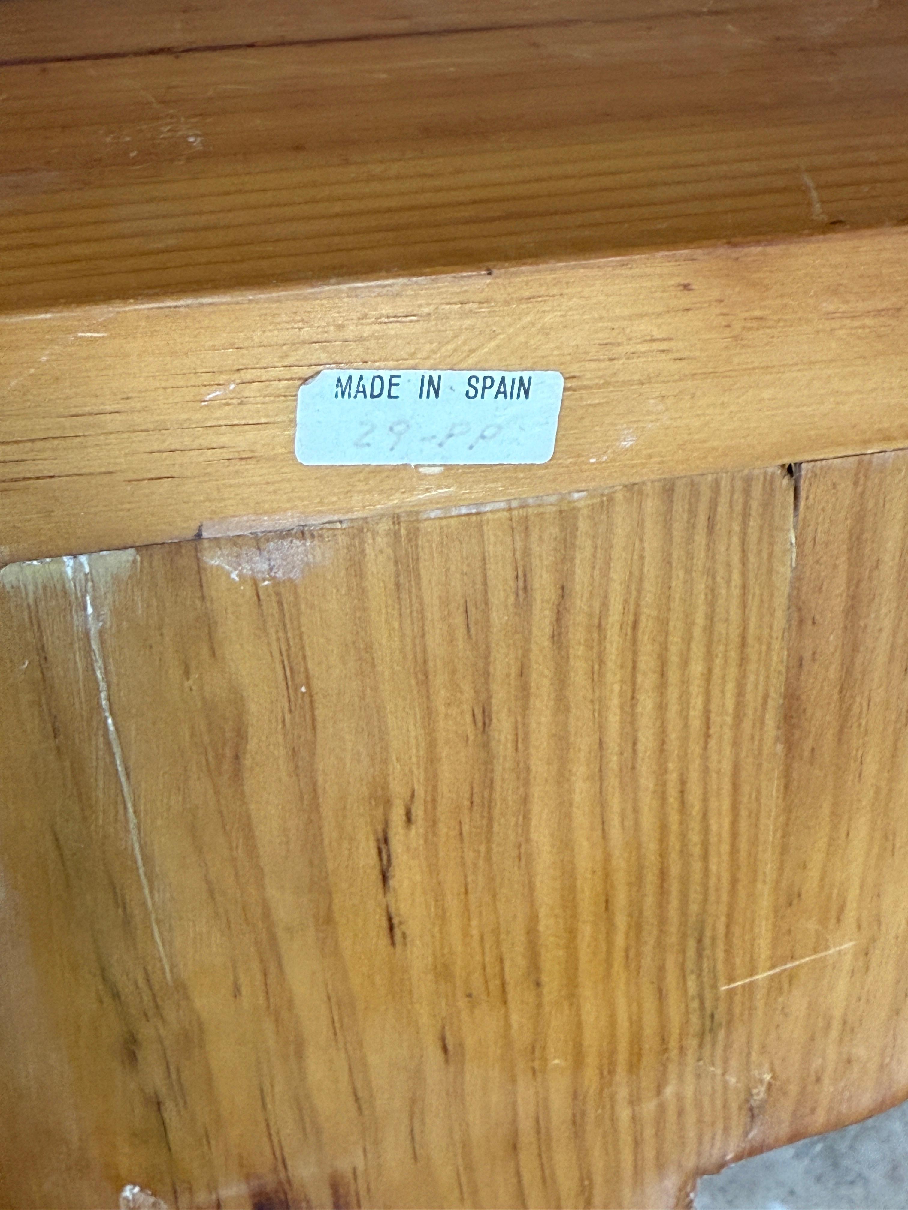 Pareja de esculturas españolas de mediados del siglo XX talladas en madera Motivo de borla y drapeado en venta 3