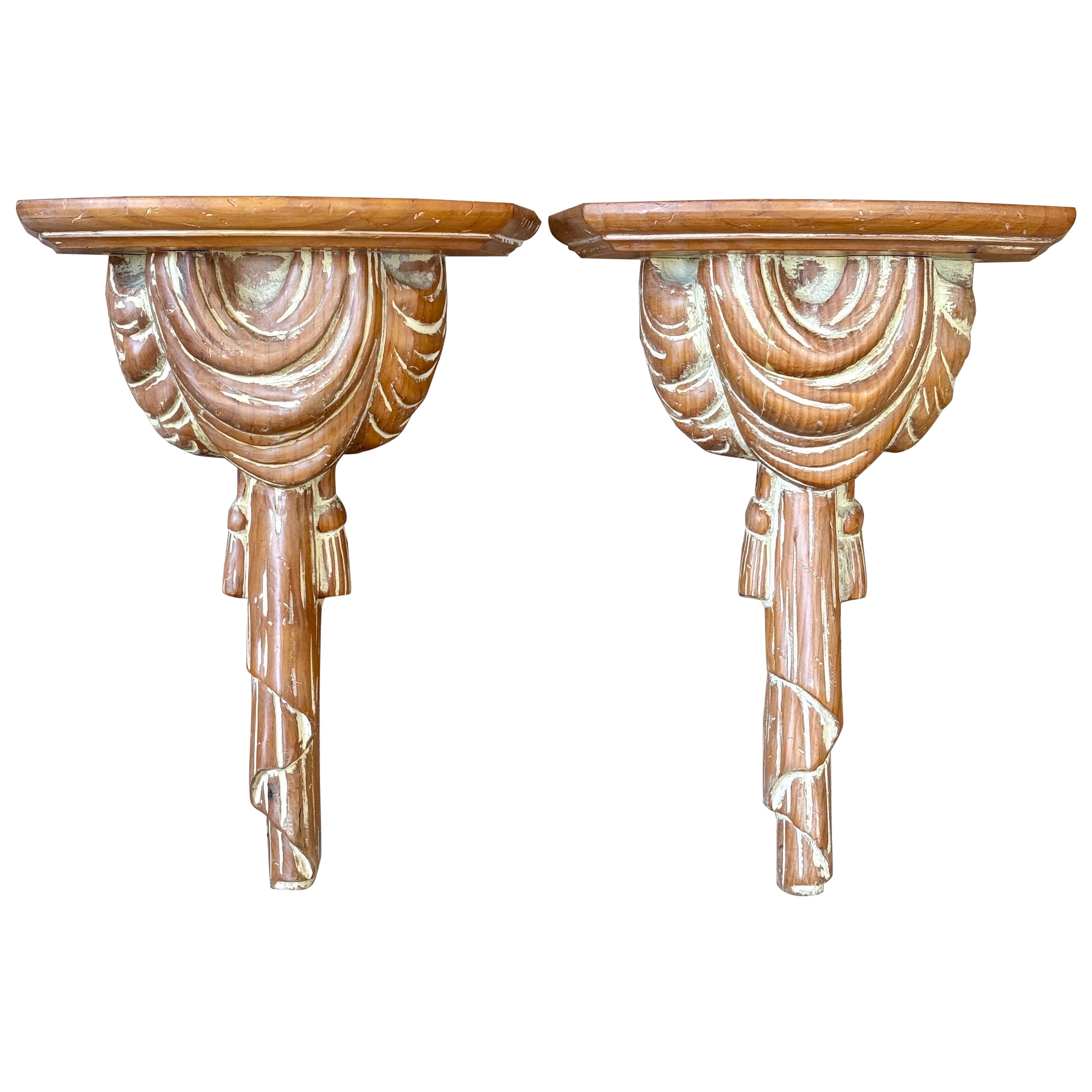 Paire de sculptures espagnoles du milieu du 20e siècle en Wood Wood Wood sculpté, avec motifs de glands et de draperies