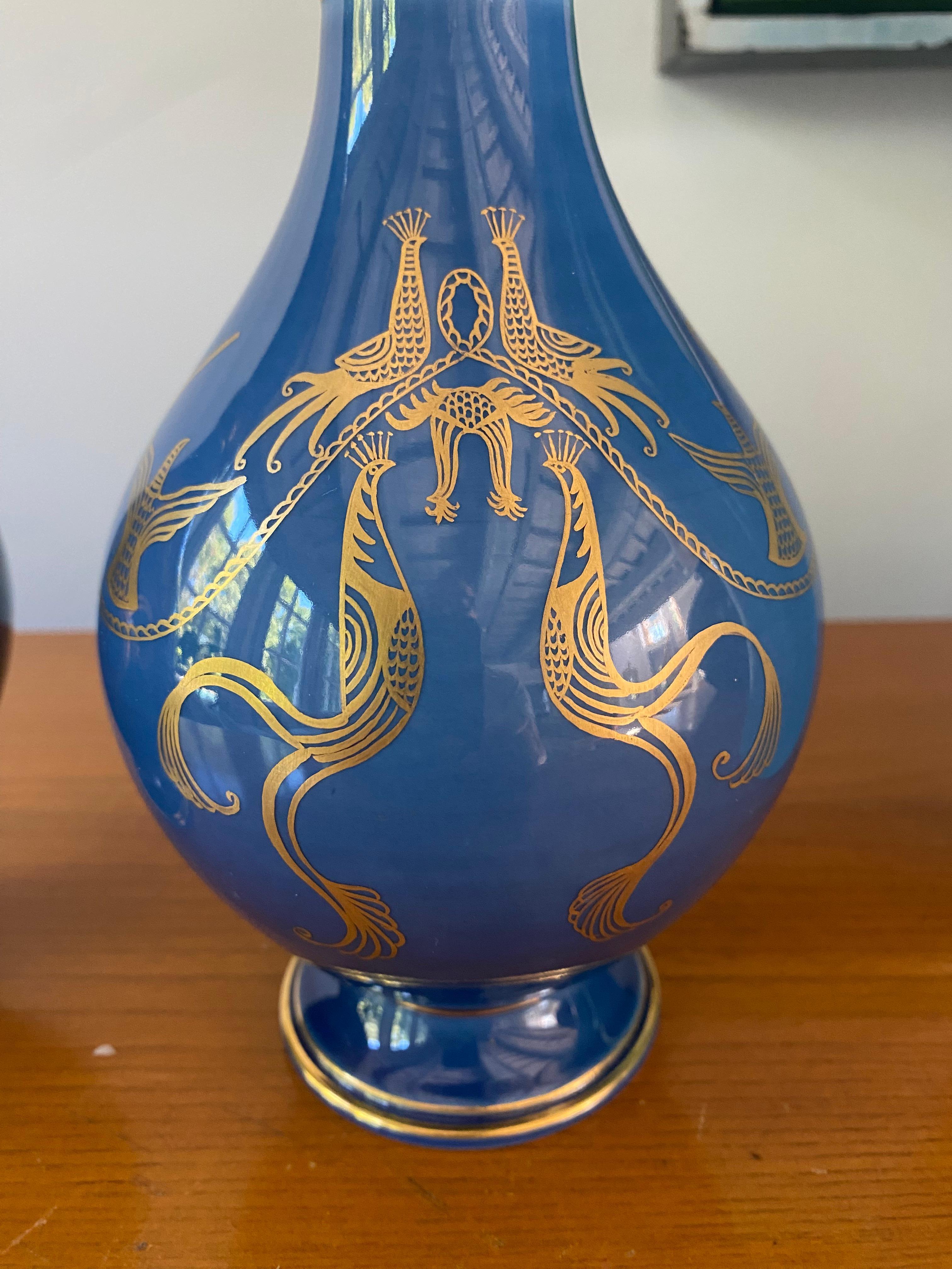 Mid-Century moderno Coppia di vasi di Sèvres della metà del XX secolo con decoro blu e oro illustrato da Linard Decouer in vendita