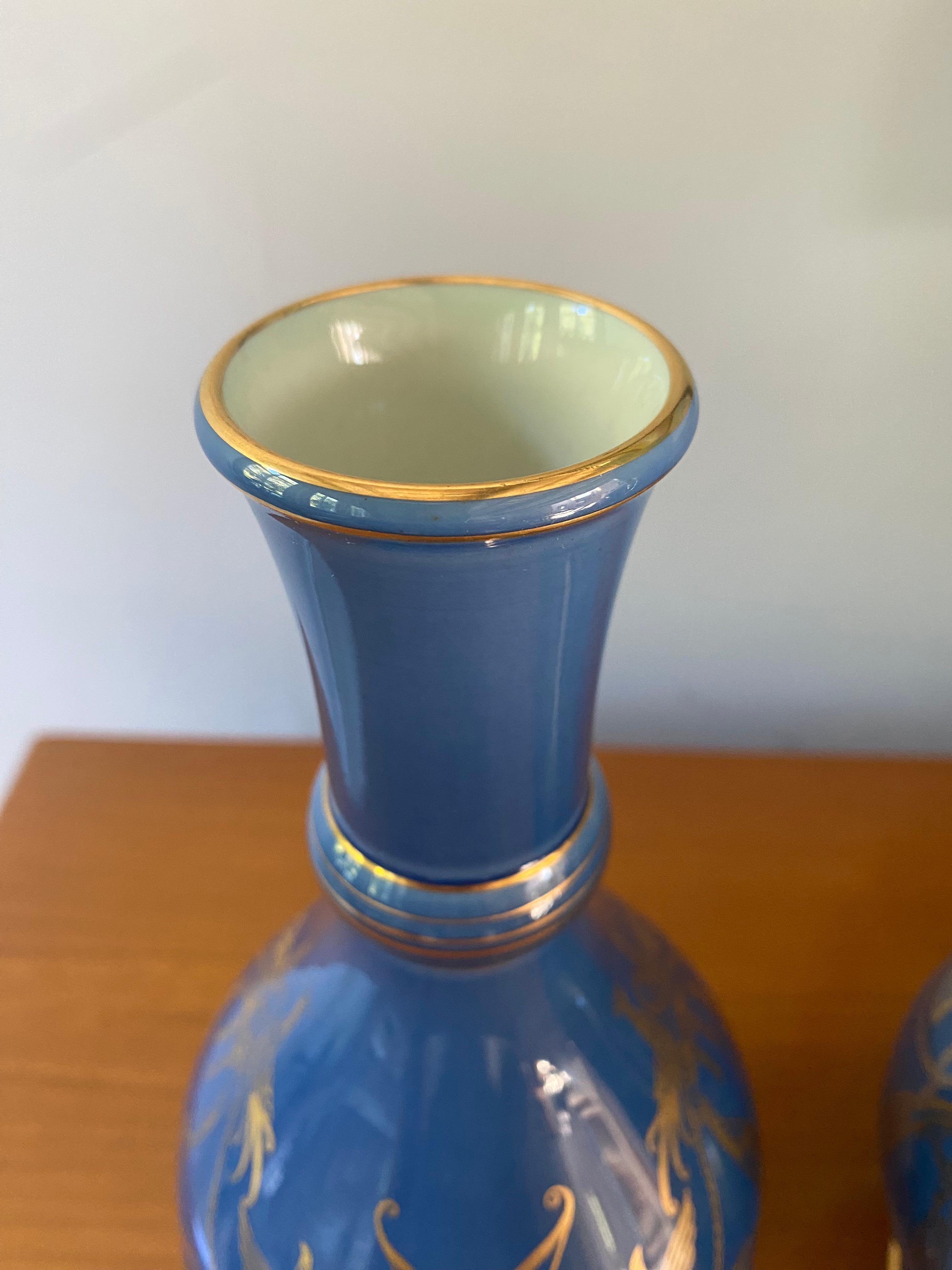 Francese Coppia di vasi di Sèvres della metà del XX secolo con decoro blu e oro illustrato da Linard Decouer in vendita