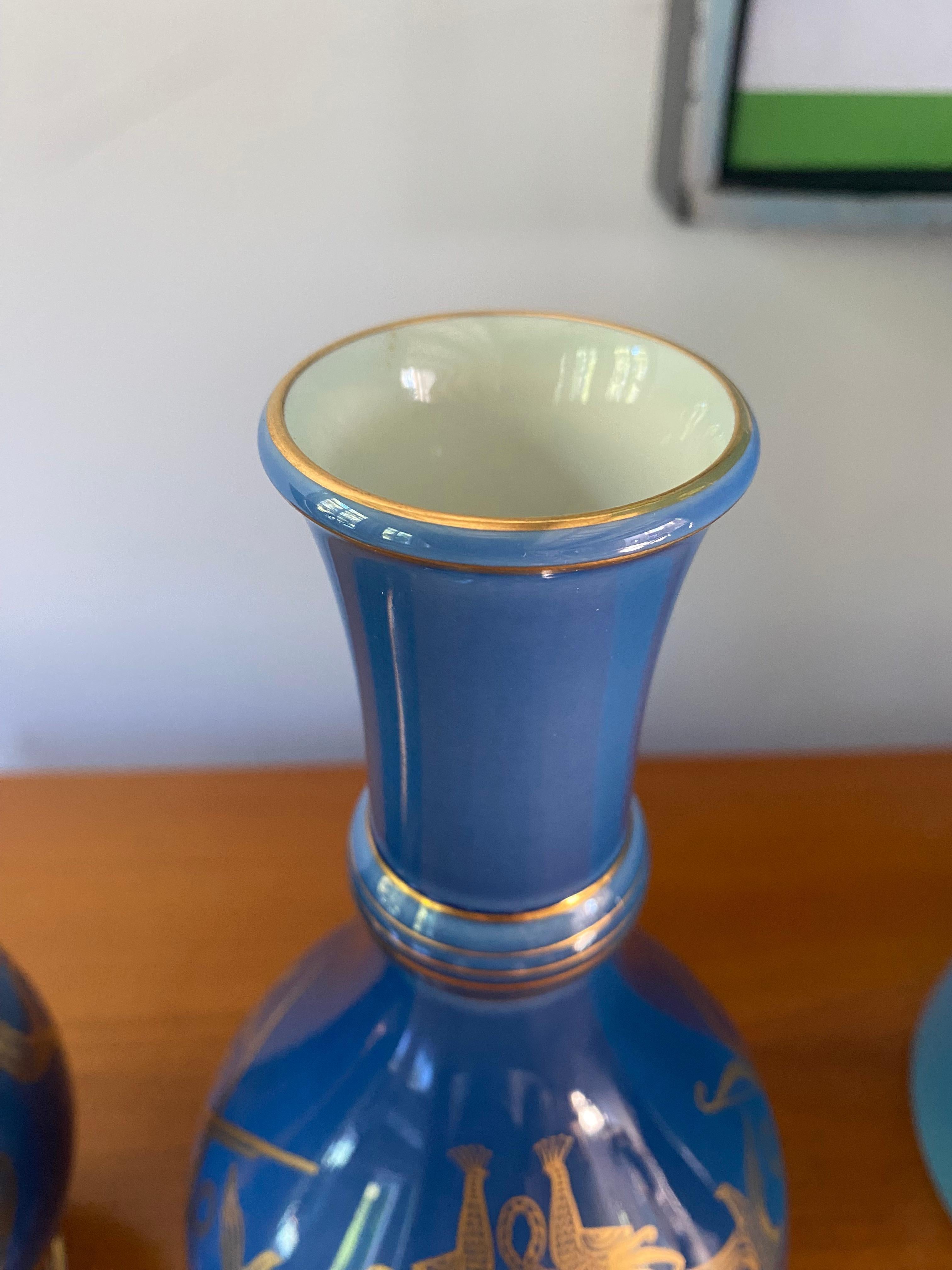 Dipinto a mano Coppia di vasi di Sèvres della metà del XX secolo con decoro blu e oro illustrato da Linard Decouer in vendita