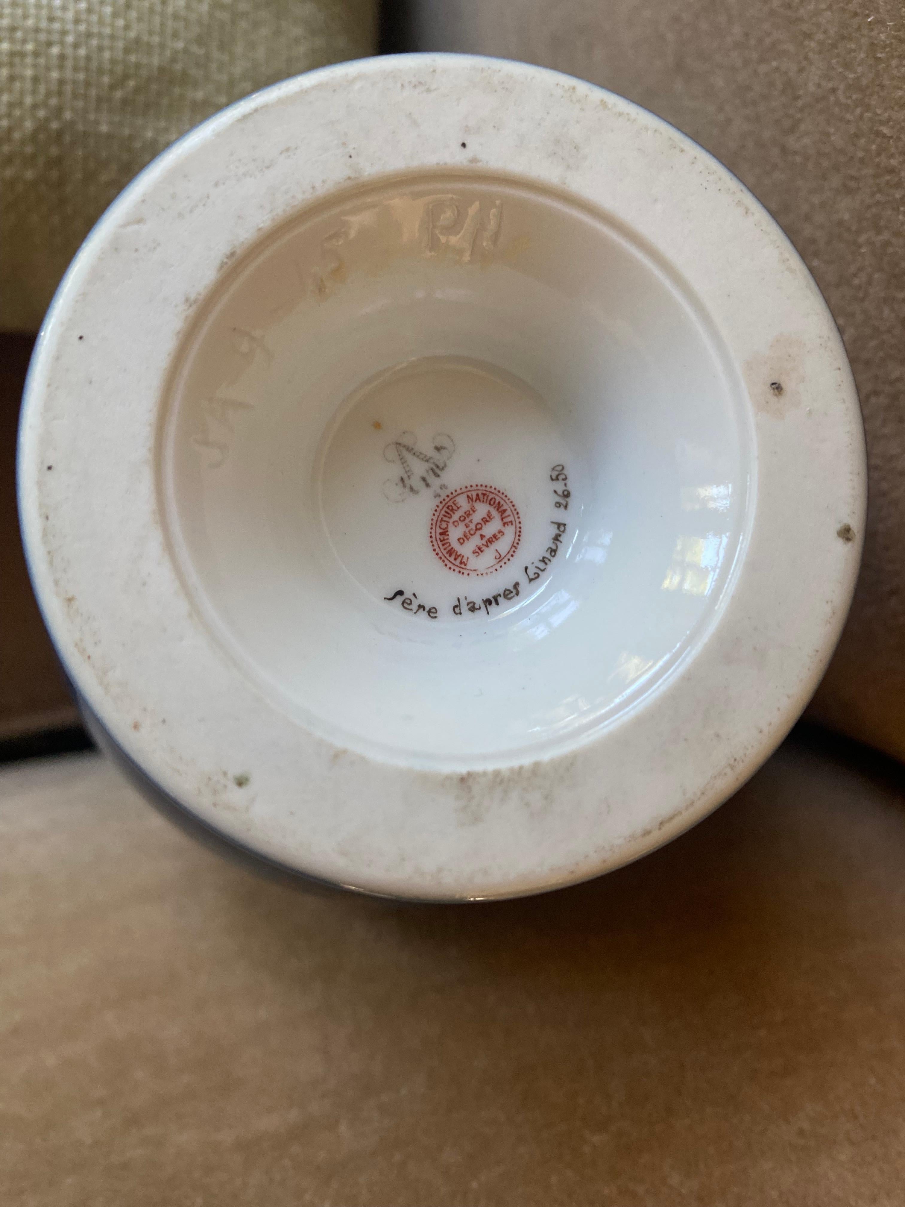 Coppia di vasi di Sèvres della metà del XX secolo con decoro blu e oro illustrato da Linard Decouer In condizioni ottime in vendita a Bridgehampton, NY
