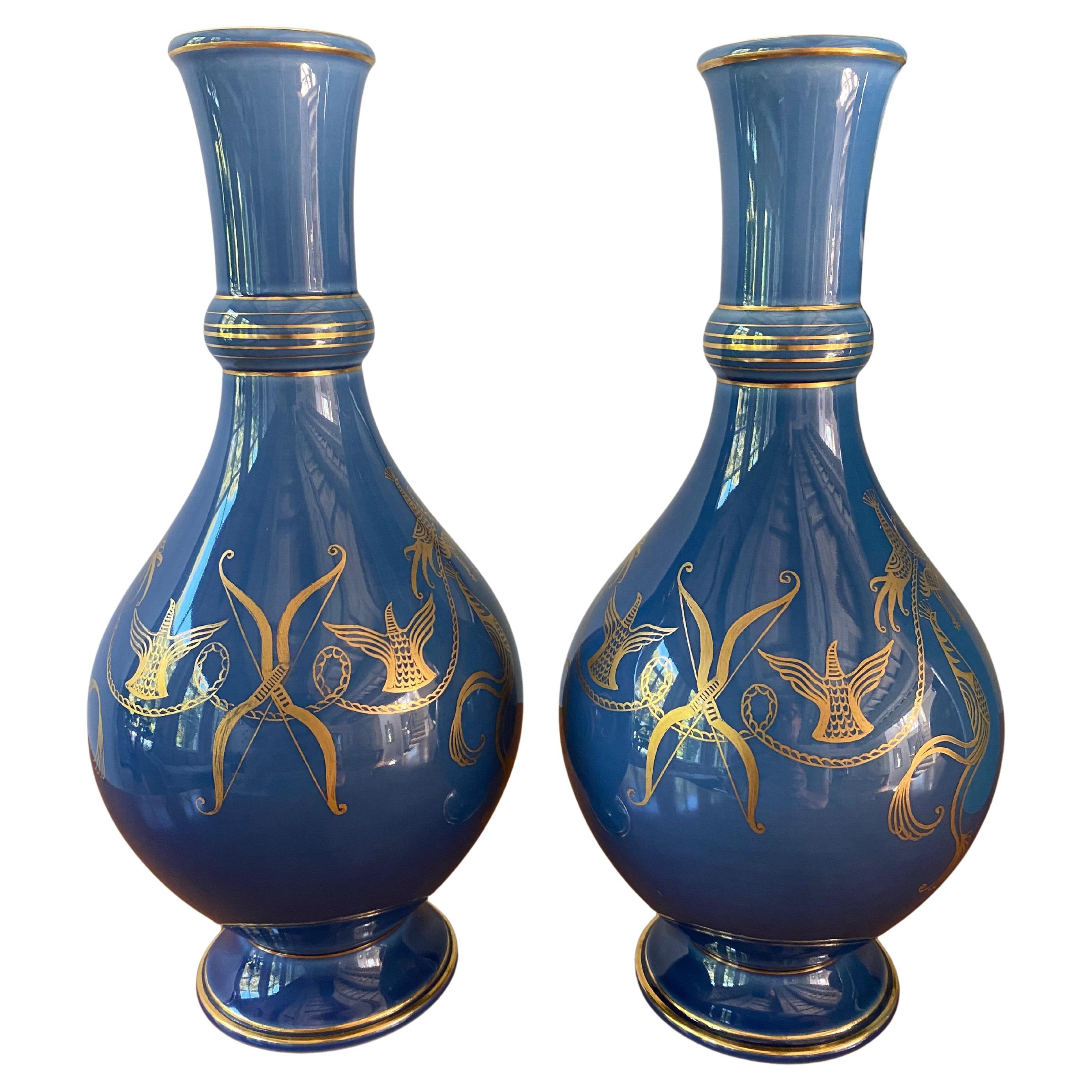 Coppia di vasi di Sèvres della metà del XX secolo con decoro blu e oro illustrato da Linard Decouer