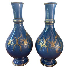 Pareja de jarrones de Sevres de mediados del siglo XX decoración azul dorada ilustrada Linard Decouer