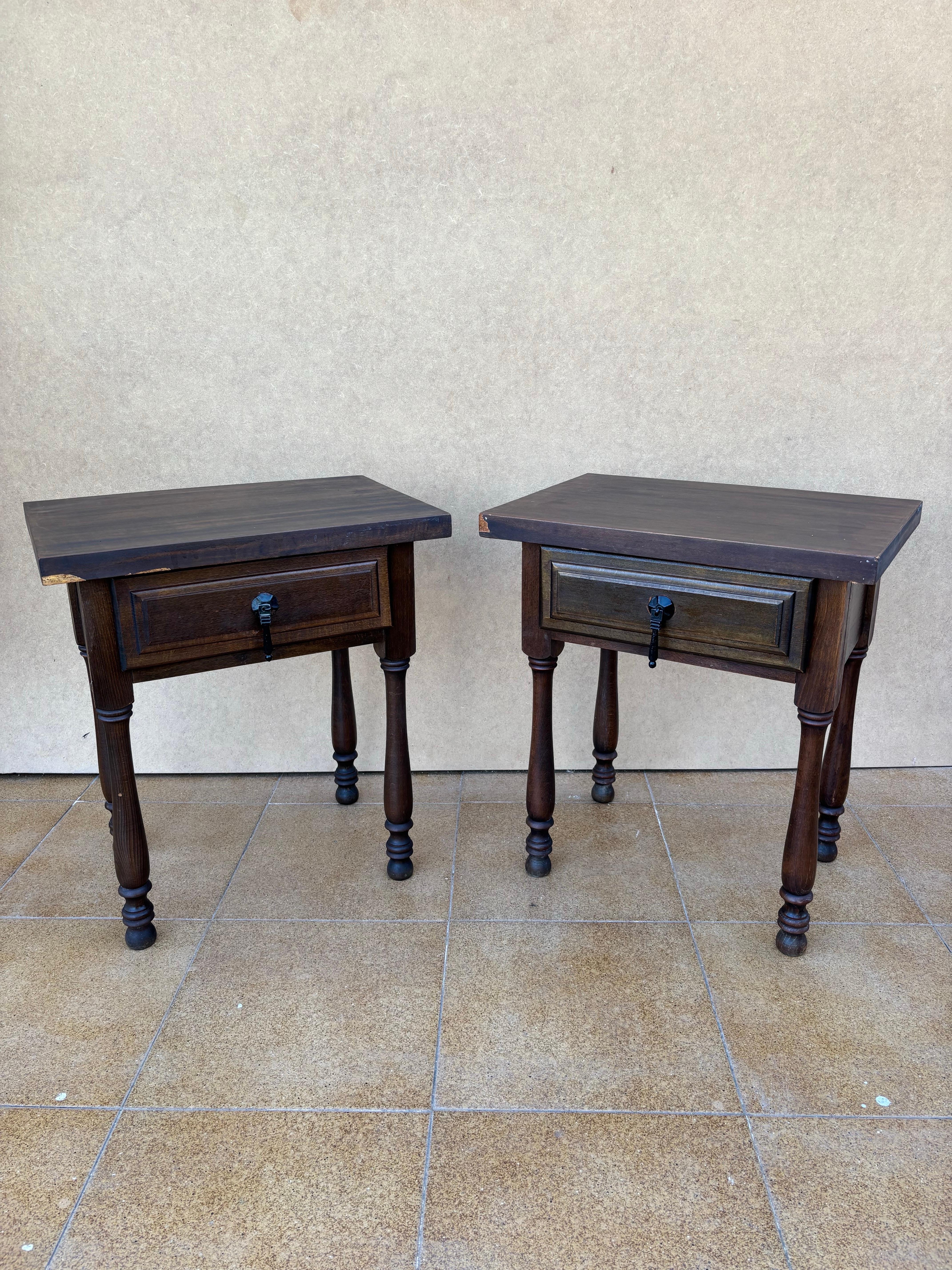 Pair Of Mid 20th Century Spanish Bedside Tables With One Drawer en vente 2