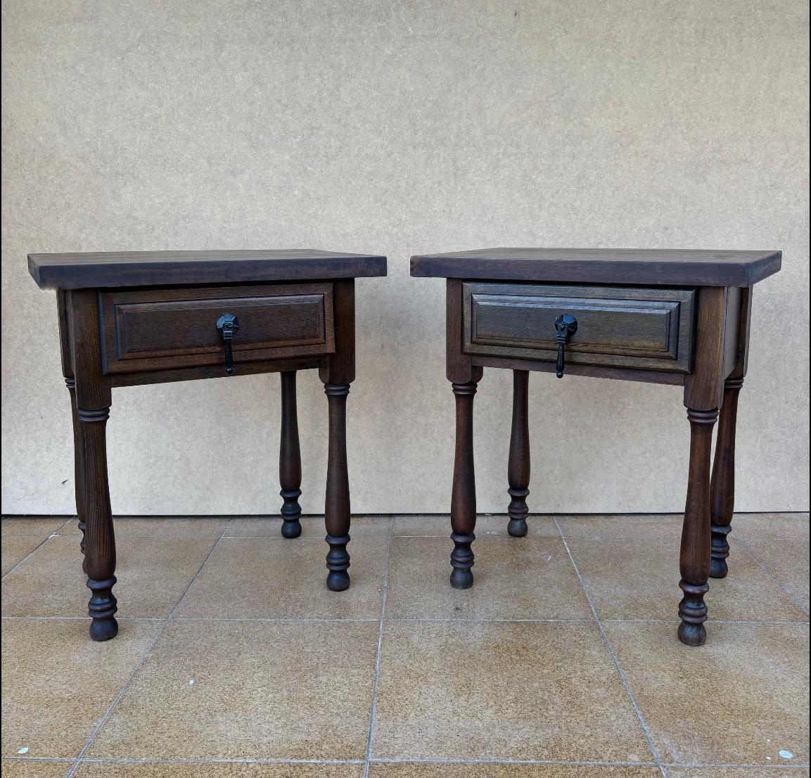 Espagnol Pair Of Mid 20th Century Spanish Bedside Tables With One Drawer en vente