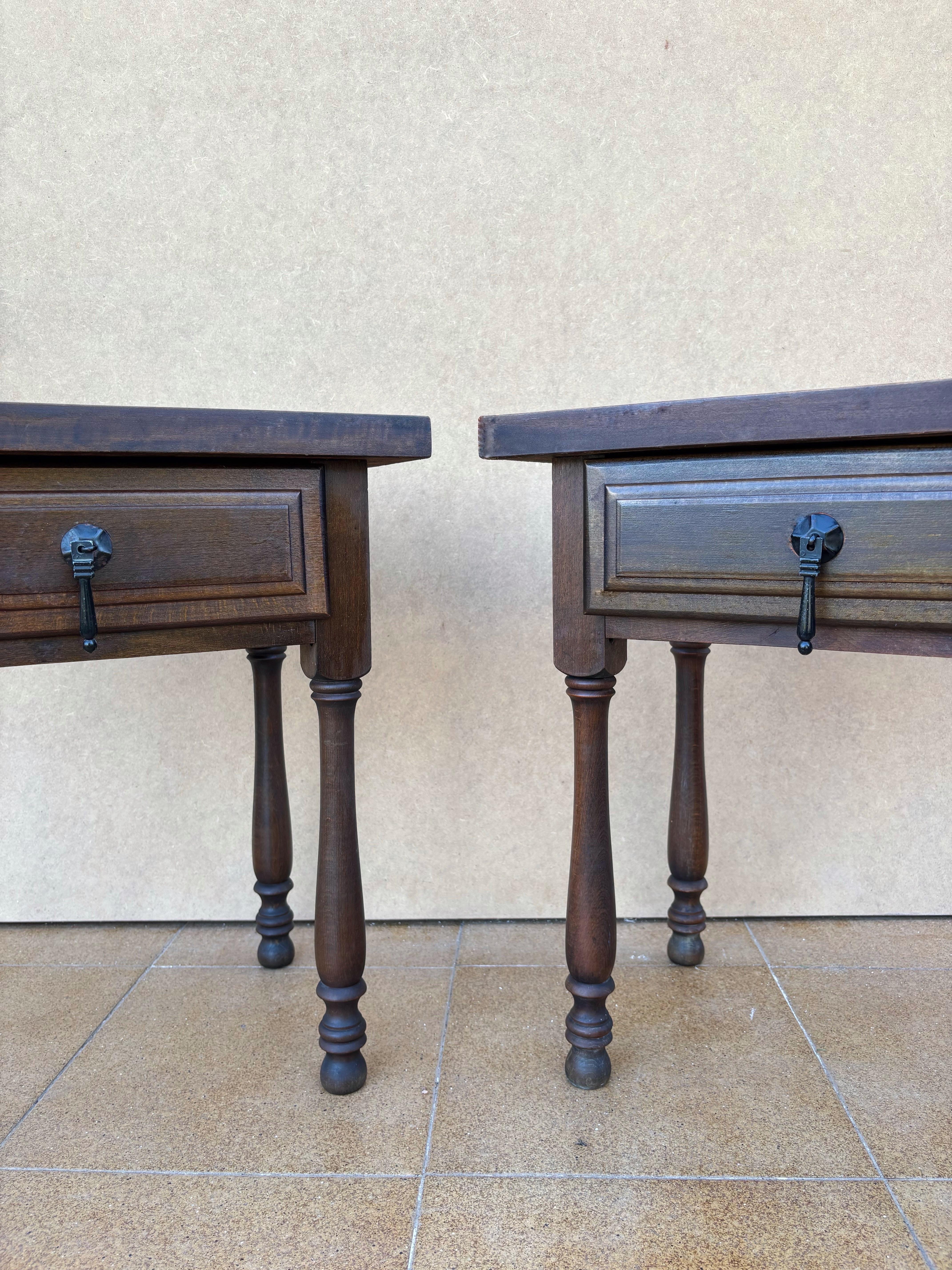 Fait main Pair Of Mid 20th Century Spanish Bedside Tables With One Drawer en vente